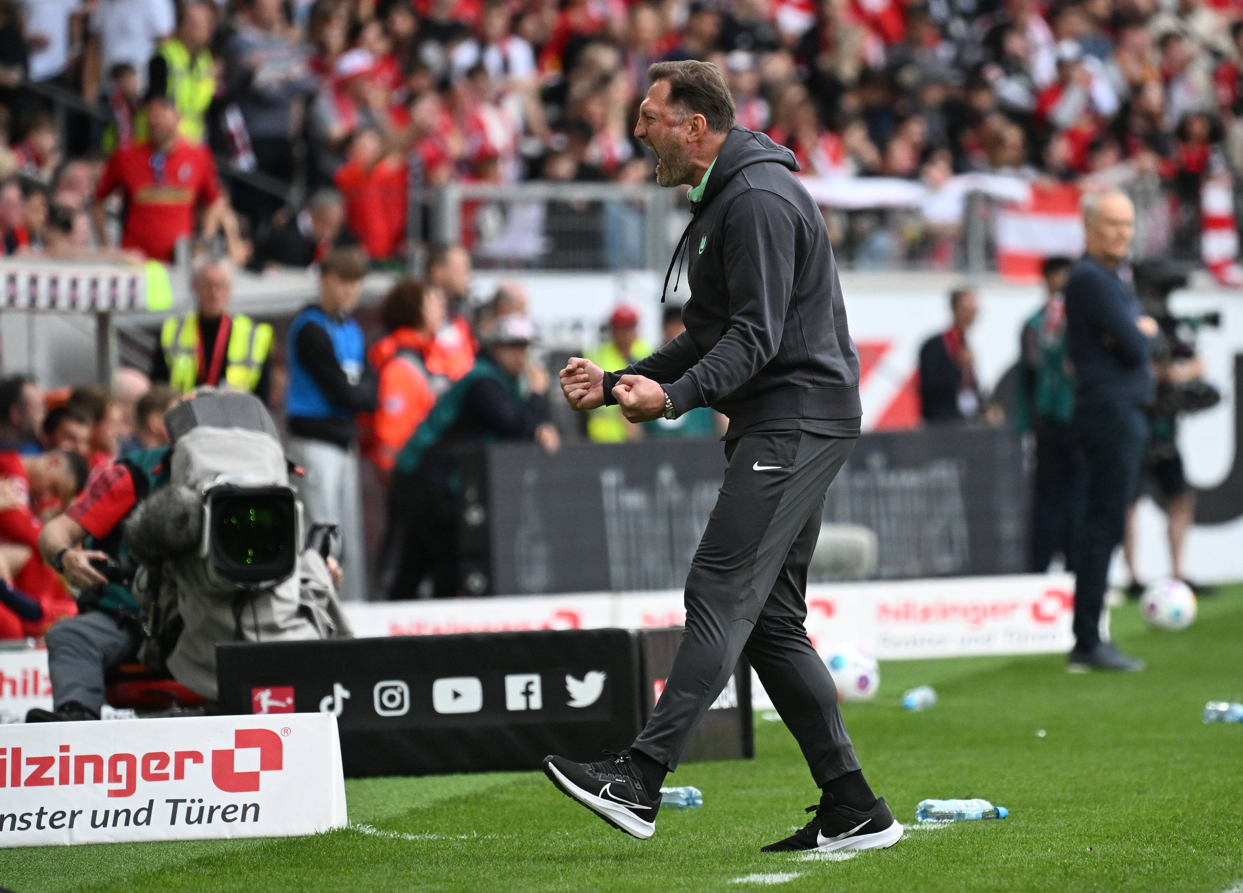 Wolfsburg-Coach Ralph Hassenhüttl jubelte am Wochenende über einen 2:1-Sieg in Freiburg.