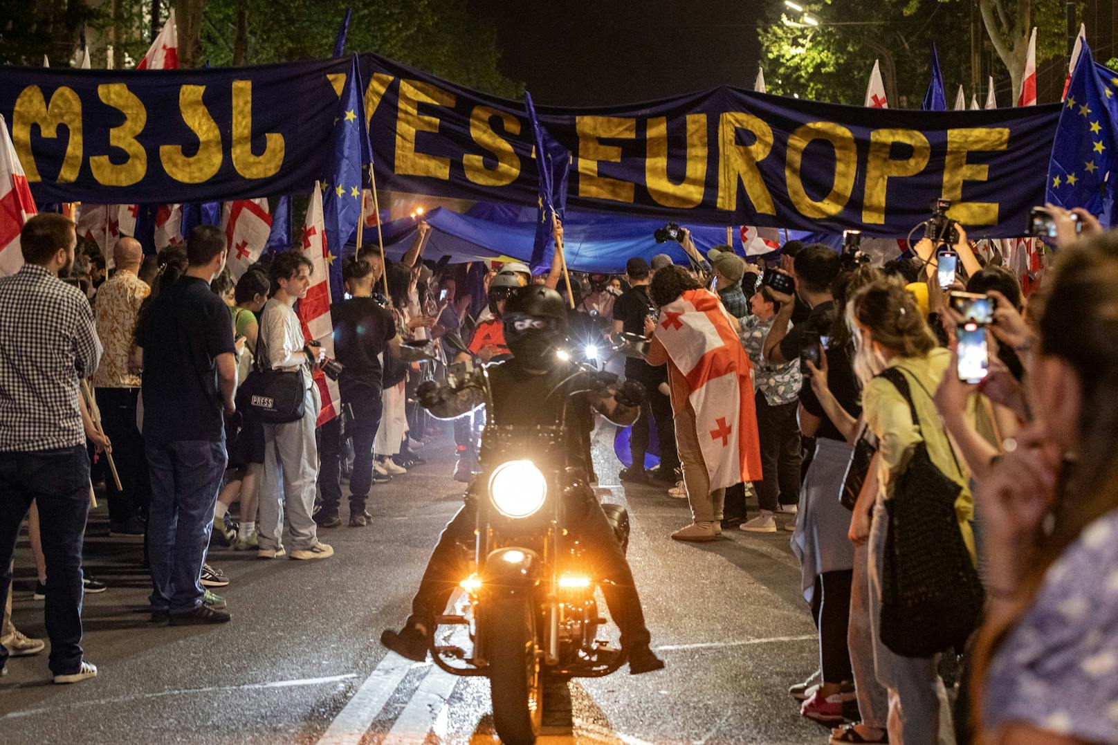 Tausende Georgier gingen Ende April / Anfang Mai in Massenprotesten gegen das neue Gesetz über "ausländischen Einflussnahme" auf die Straße. Die Polizei antwortete mit Gewalt.