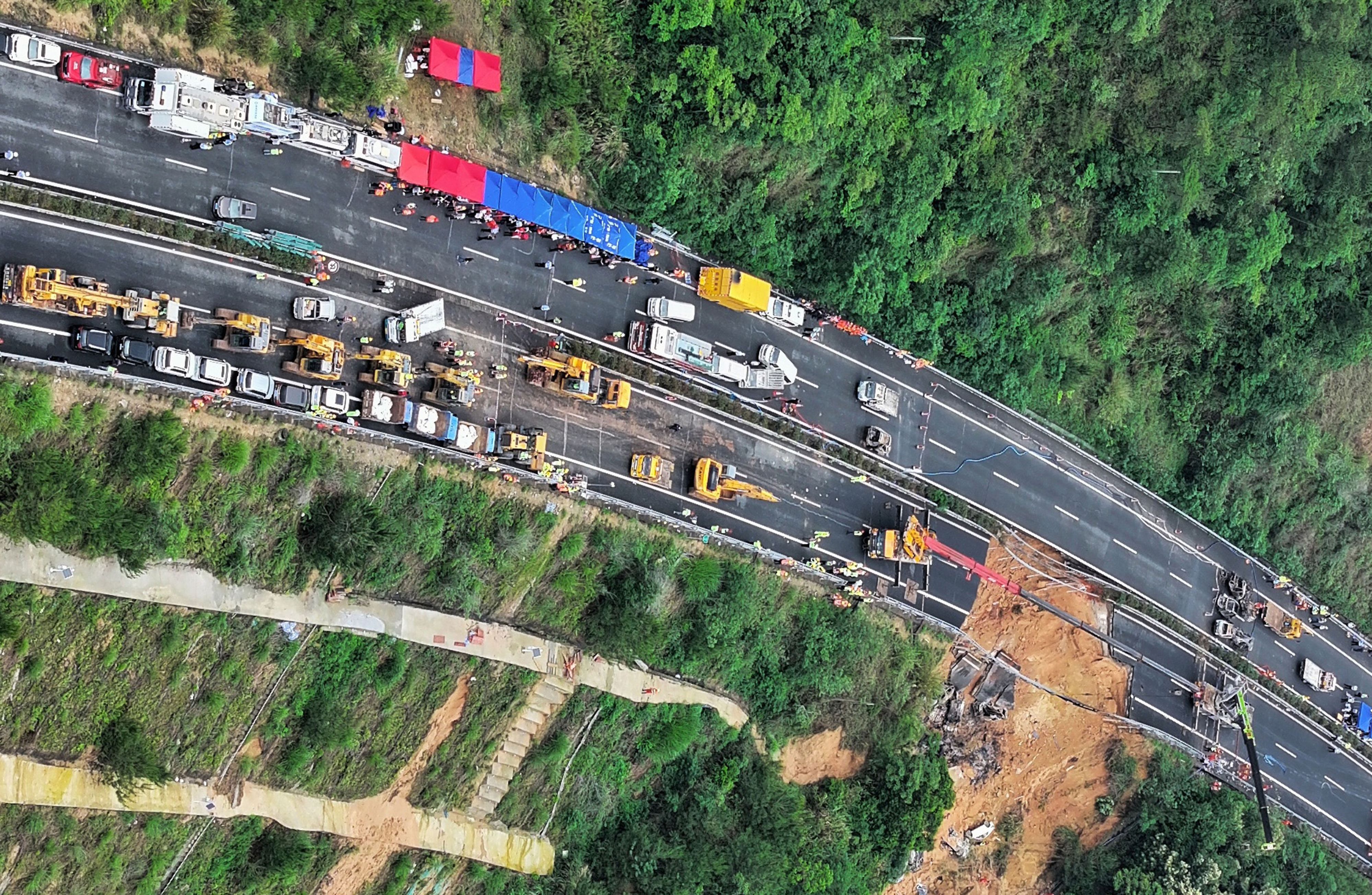 In der Provinz Guangdong sind beim Einsturz einer Schnellstrasse mindestens 24 Leute gestorben.