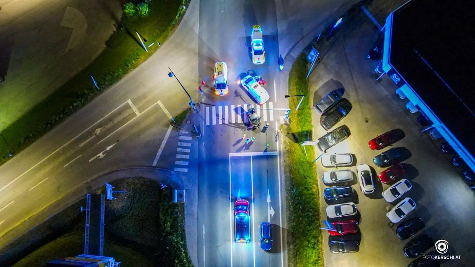 Das Rote Kreuz, die Polizei und die Feuerwehr Micheldorf wurden Dienstagnacht zu Aufräumarbeiten nach einem Verkehrsunfall im Bezirk Kirchdorf alarmiert.