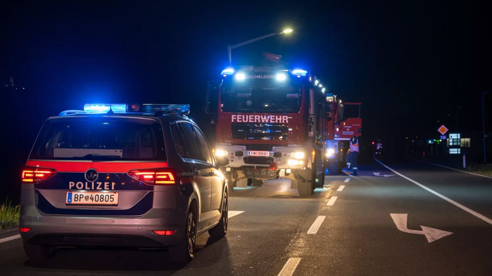 Das Rote Kreuz, die Polizei und die Feuerwehr Micheldorf wurden Dienstagnacht zu Aufräumarbeiten nach einem Verkehrsunfall im Bezirk Kirchdorf alarmiert.