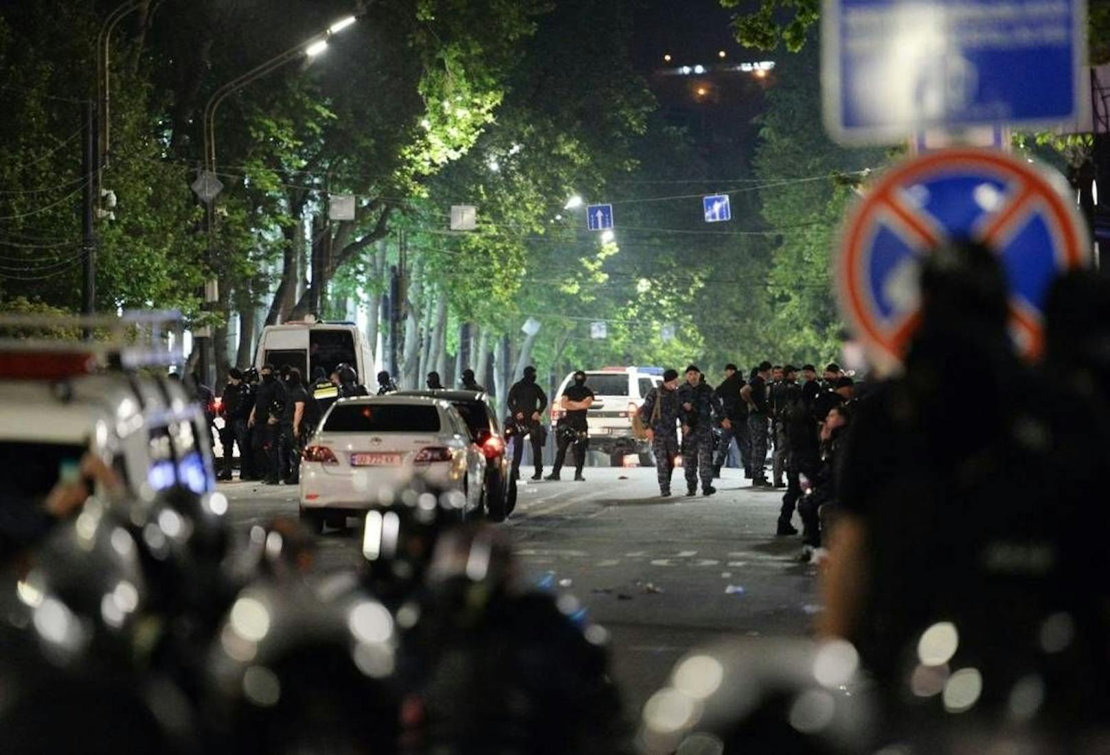 Tausende Georgier gingen Ende April / Anfang Mai in Massenprotesten gegen das neue Gesetz über "ausländischen Einflussnahme" auf die Straße. Die Polizei antwortete mit Gewalt.