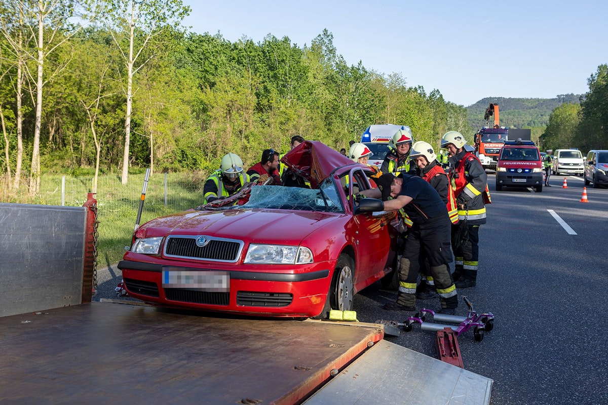 Die Fahrzeuge wurden von der Feuerwehr abtransportiert und zu einem Bauhof gebracht