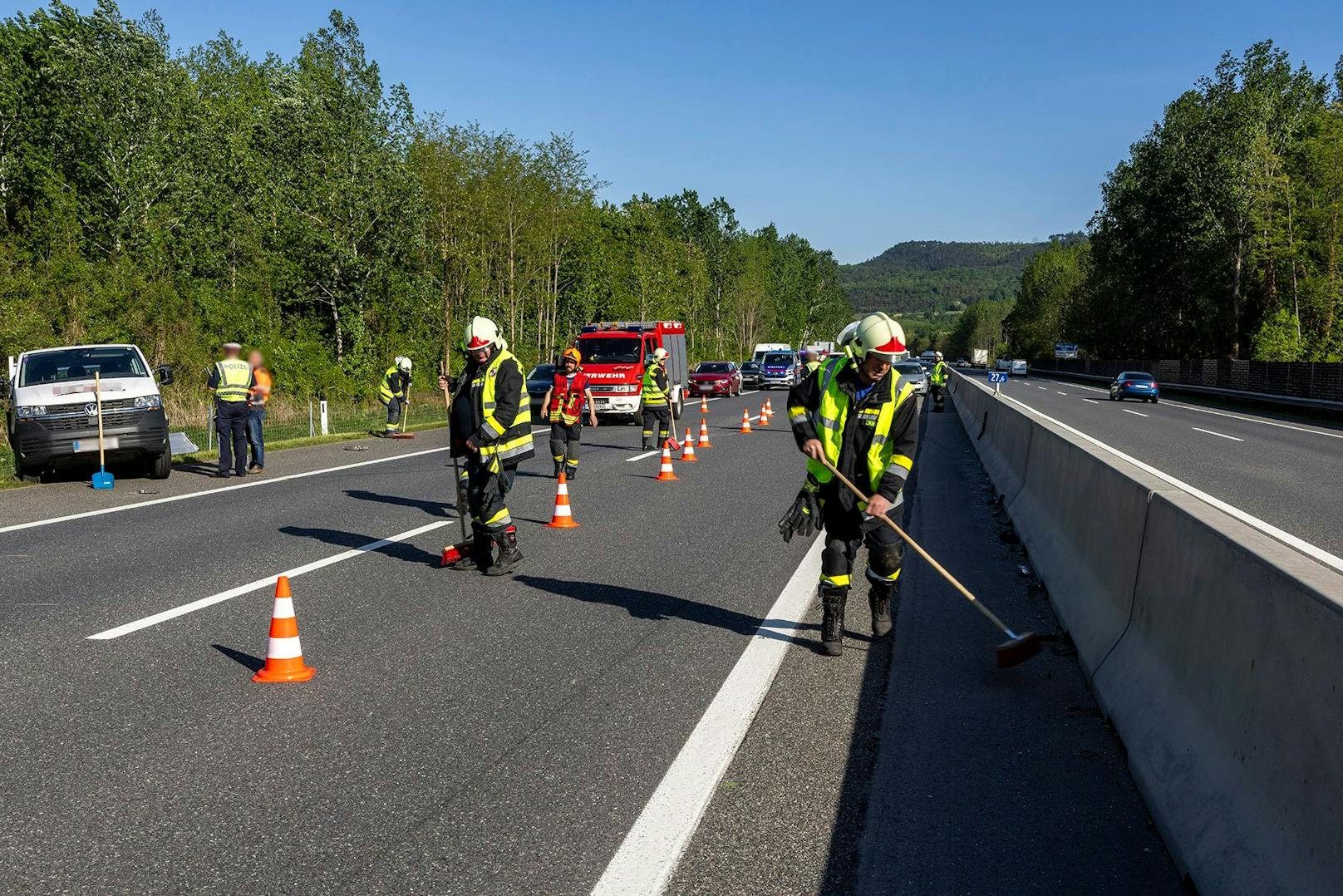 Das Unfallauto verlor Betriebsmittel und Öl auf der Straße