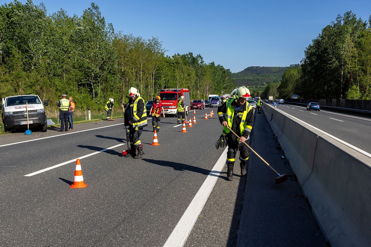 Das Unfallauto verlor Betriebsmittel und Öl auf der Straße