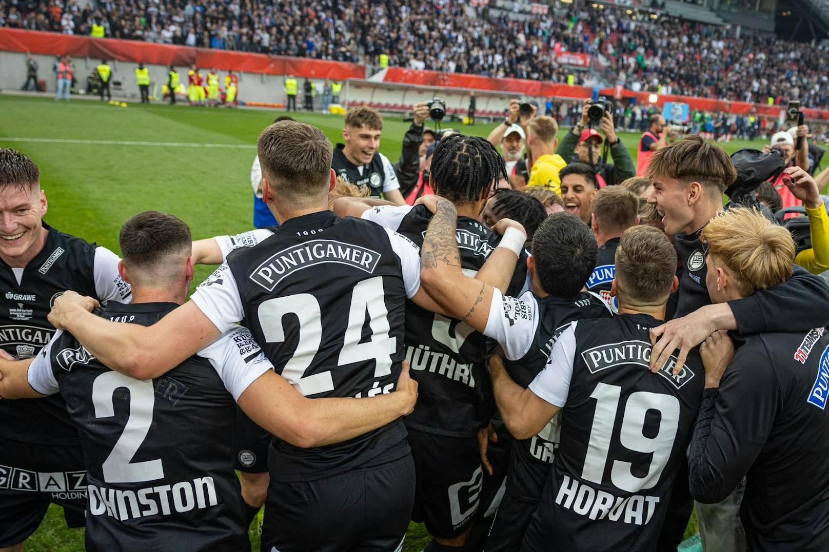 Sturm Graz feiert den Cup-Triumph 2024 nach dem 2:1-Sieg über Rapid im Finale.