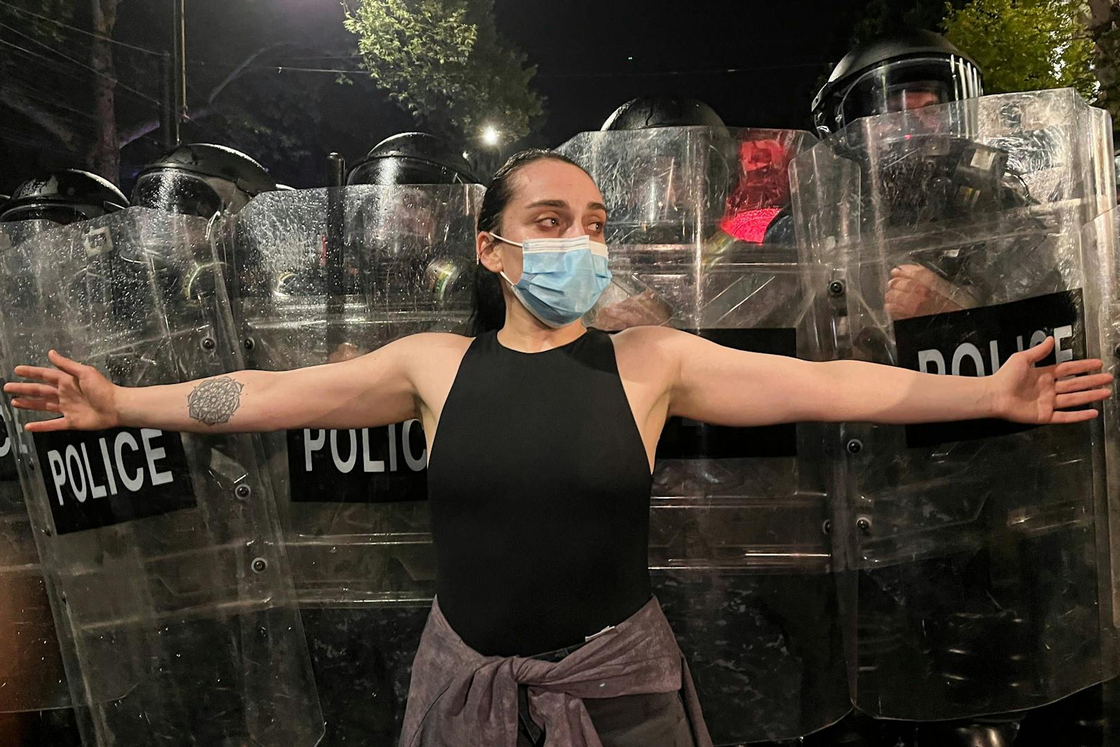 Tausende Georgier gingen Ende April / Anfang Mai in Massenprotesten gegen das neue Gesetz über "ausländischen Einflussnahme" auf die Straße. Die Polizei antwortete mit Gewalt.