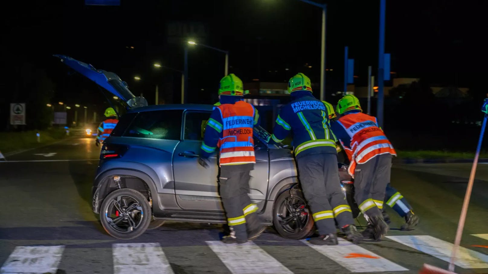 Das Rote Kreuz, die Polizei und die Feuerwehr Micheldorf wurden Dienstagnacht zu Aufräumarbeiten nach einem Verkehrsunfall im Bezirk Kirchdorf alarmiert.