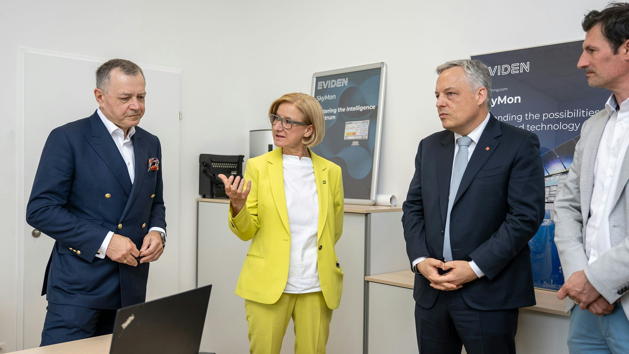 Landeshauptfrau Johanna Mikl-Leitner beim Rundgang in den Räumlichkeiten des neuen Technologiezentrums der Firma Eviden