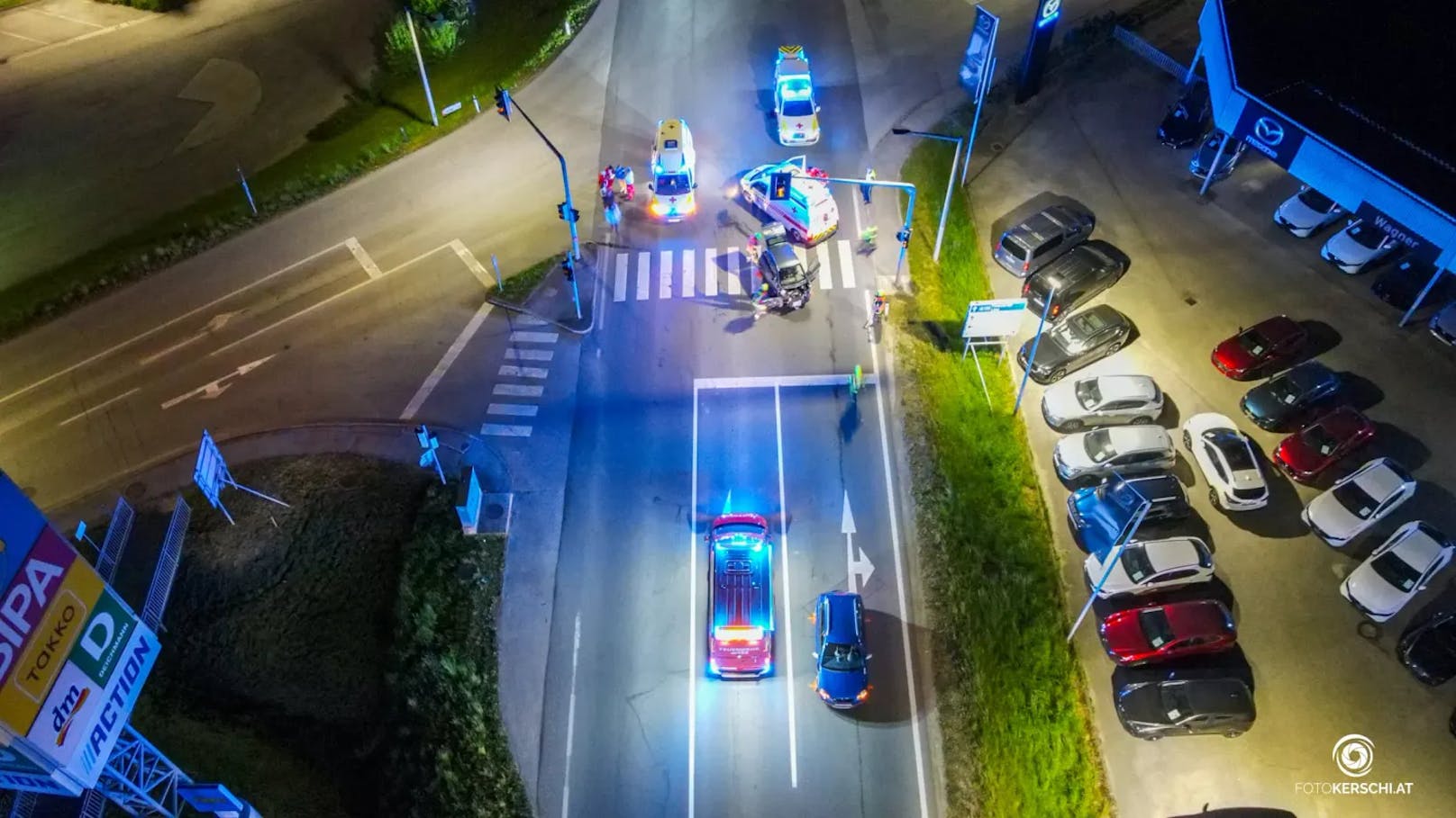 Das Rote Kreuz, die Polizei und die Feuerwehr Micheldorf wurden Dienstagnacht zu Aufräumarbeiten nach einem Verkehrsunfall im Bezirk Kirchdorf alarmiert.