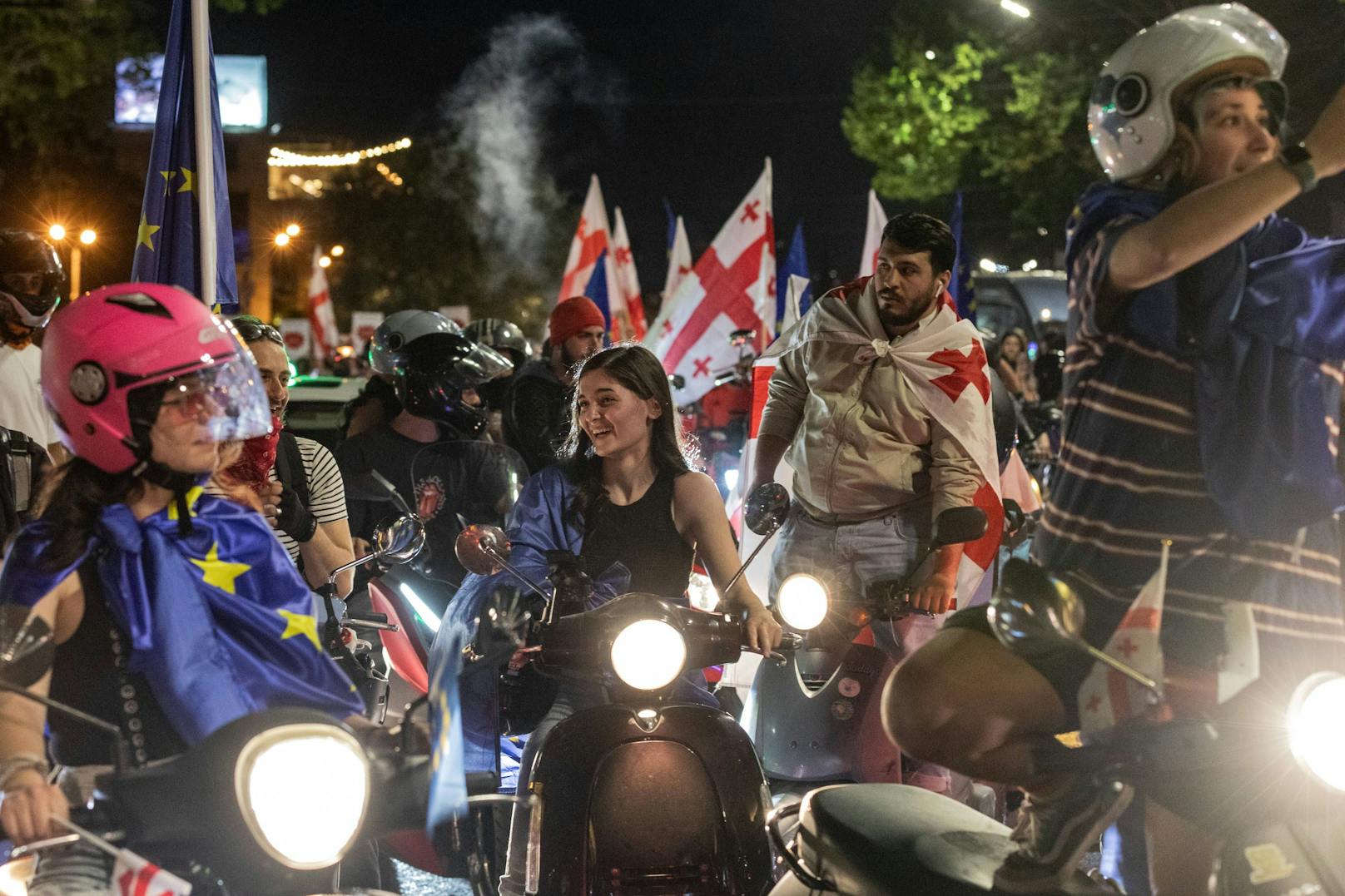 Tausende Georgier gingen Ende April / Anfang Mai in Massenprotesten gegen das neue Gesetz über "ausländischen Einflussnahme" auf die Straße. Die Polizei antwortete mit Gewalt.