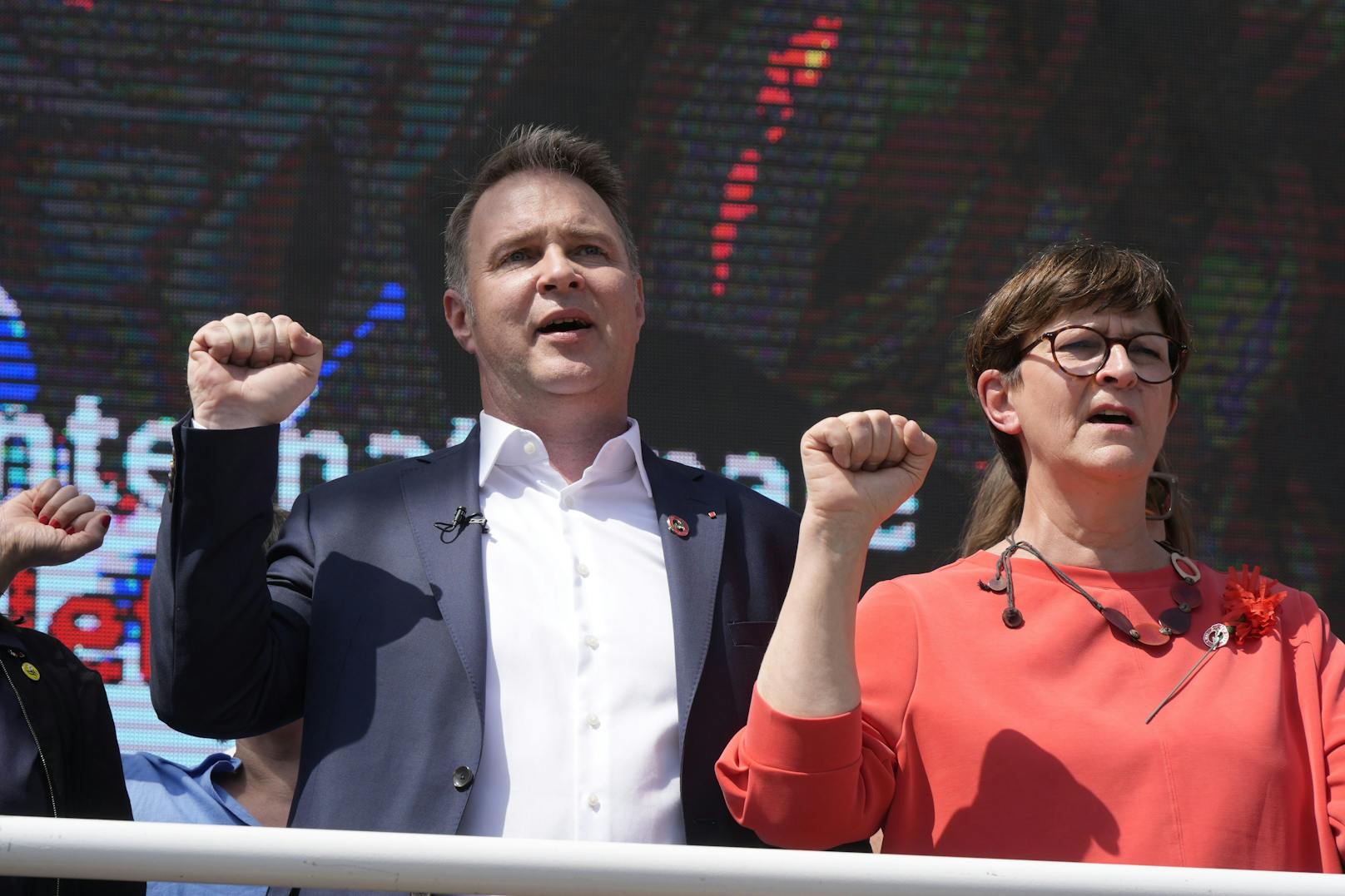 Babler möchte Österreich zu einer "Kinderrechte-Republik" machen. "Ich werde am Ballhausplatz keine Ruhe geben, keine Sekunde, bis das letzte Kind aus der Armutsfalle draußen ist. Jedes Kind hat das Recht auf ein gerechtes Leben."