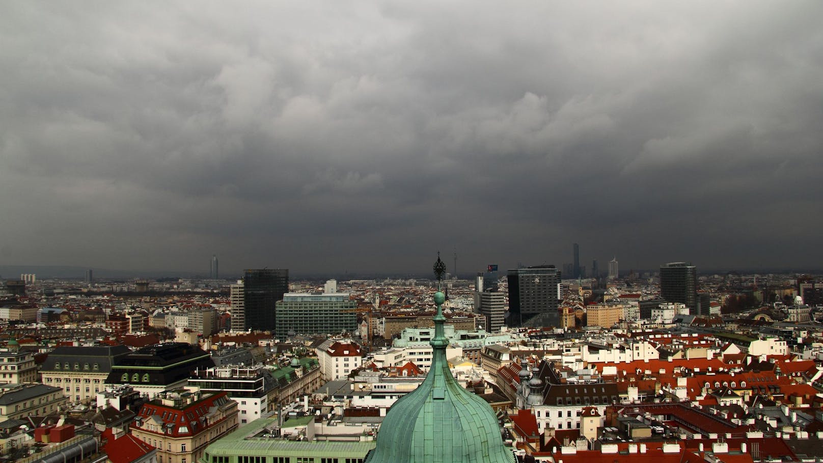 Kräftiges Hagel-Gewitter zieht jetzt nach Wien