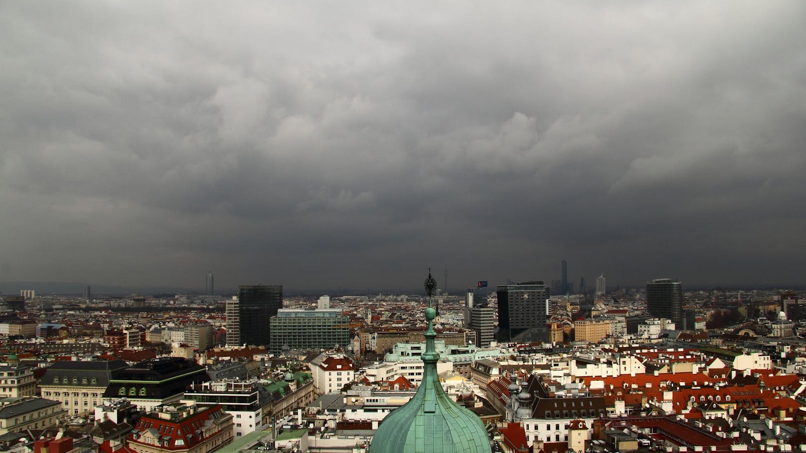 Kräftiges Hagel-Unwetter zieht jetzt direkt über Wien