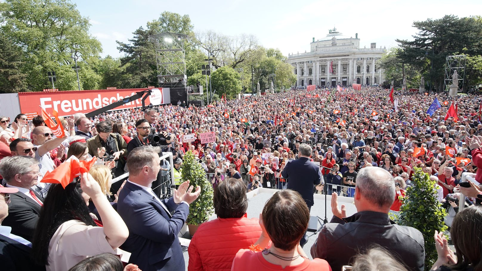 Die politischen Mai-Feiern standen am 1. Mai ganz im Zeichen der Europawahl. So lautete etwa das Motto der Kundgebung der SPÖ "Wir in Wien stehen für ein faires Europa". "Heute" hat die Bilder!