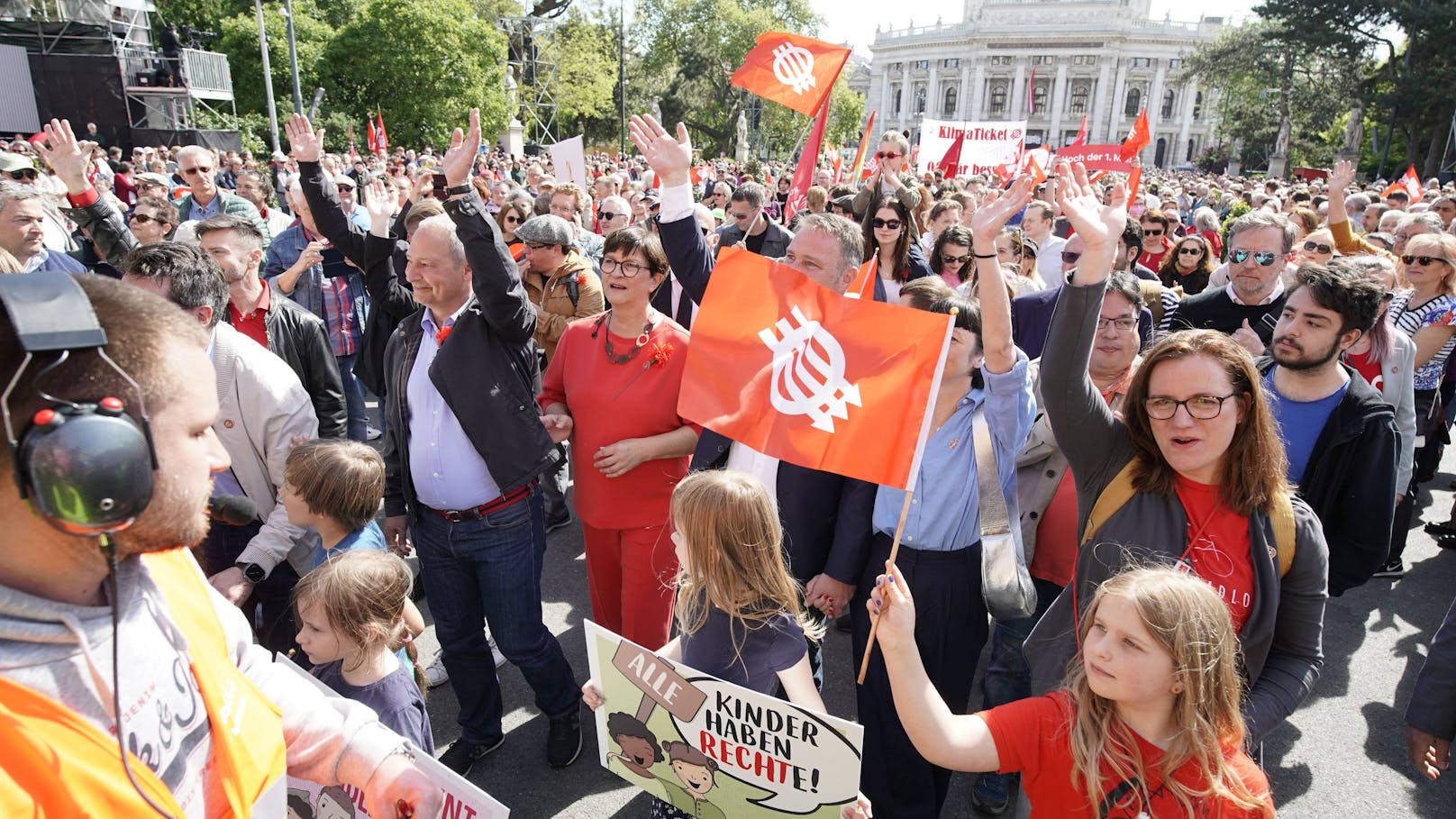 Die politischen Mai-Feiern standen am 1. Mai ganz im Zeichen der Europawahl. So lautete etwa das Motto der Kundgebung der SPÖ "Wir in Wien stehen für ein faires Europa". "Heute" hat die Bilder!