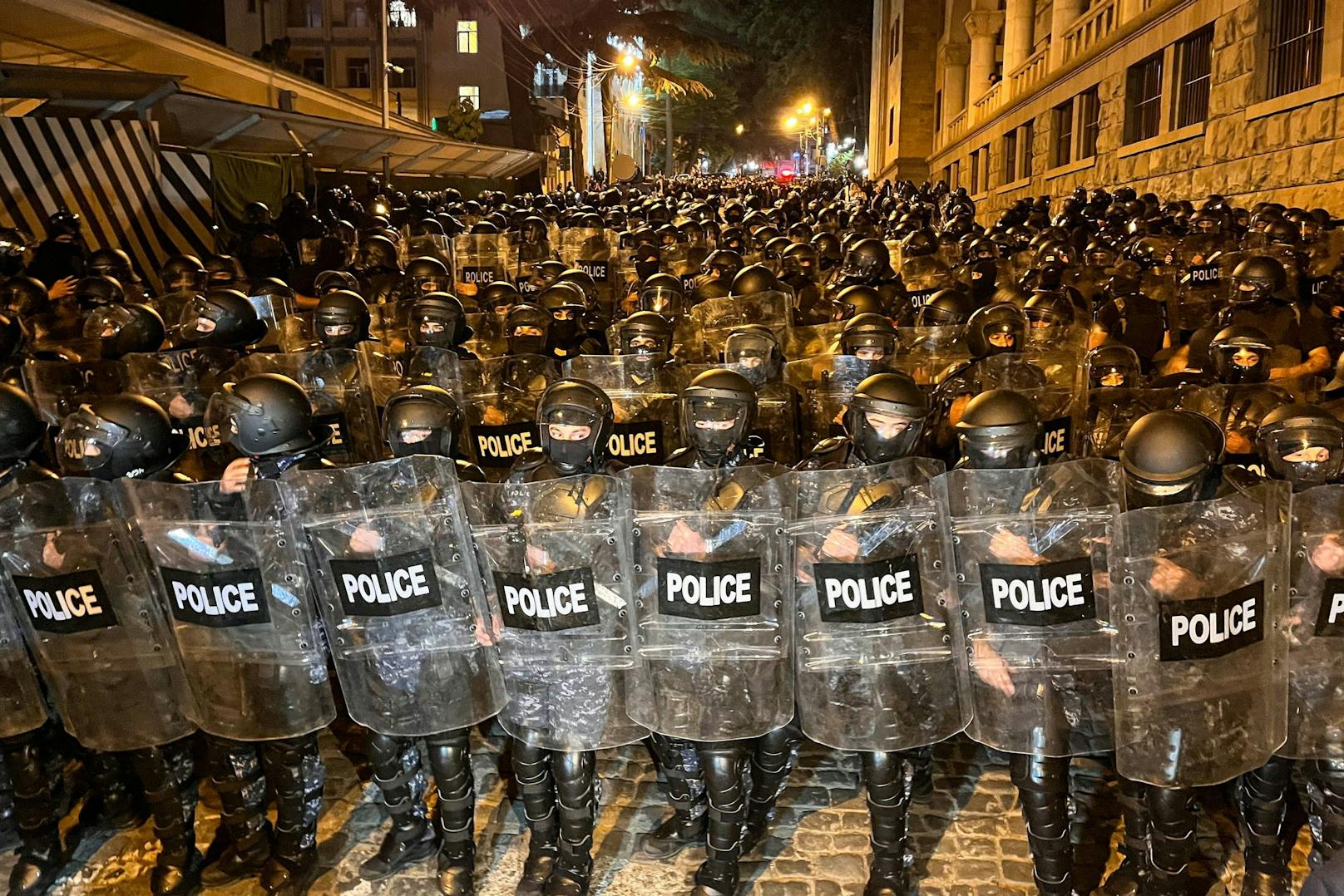 Tausende Georgier gingen Ende April / Anfang Mai in Massenprotesten gegen das neue Gesetz über "ausländischen Einflussnahme" auf die Straße. Die Polizei antwortete mit Gewalt.