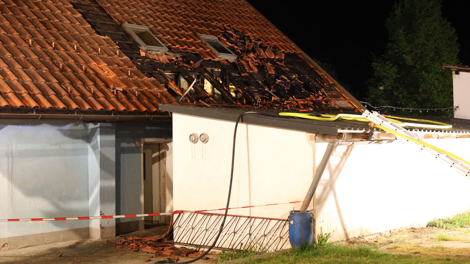 Fünf Feuerwehren standen in der Nacht auf Mittwoch bei einem Brand eines Wohnhauses in Taufkirchen an der Trattnach (Bezirk Grieskirchen) im Einsatz.