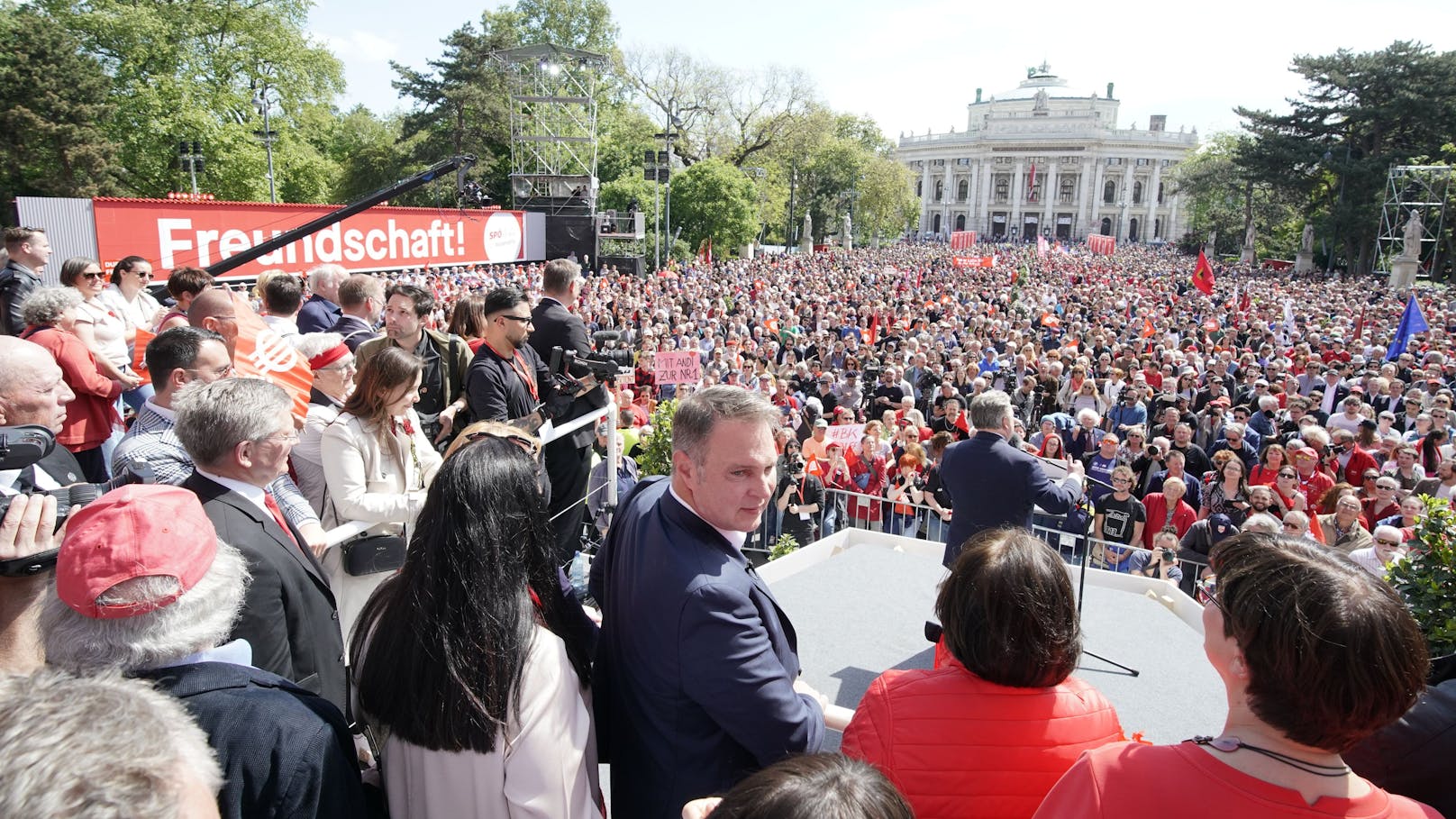 Die politischen Mai-Feiern standen am 1. Mai ganz im Zeichen der Europawahl. So lautete etwa das Motto der Kundgebung der SPÖ "Wir in Wien stehen für ein faires Europa". <em>"Heute"</em> hat die Bilder!