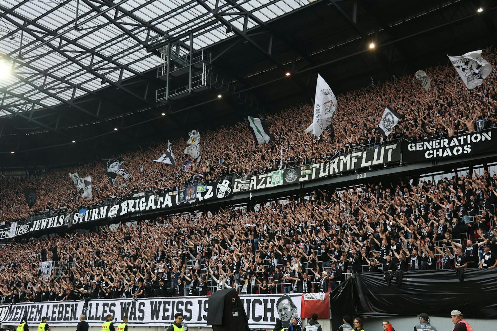 Sturm Graz feiert den Cup-Triumph 2024 nach dem 2:1-Sieg über Rapid im Finale.