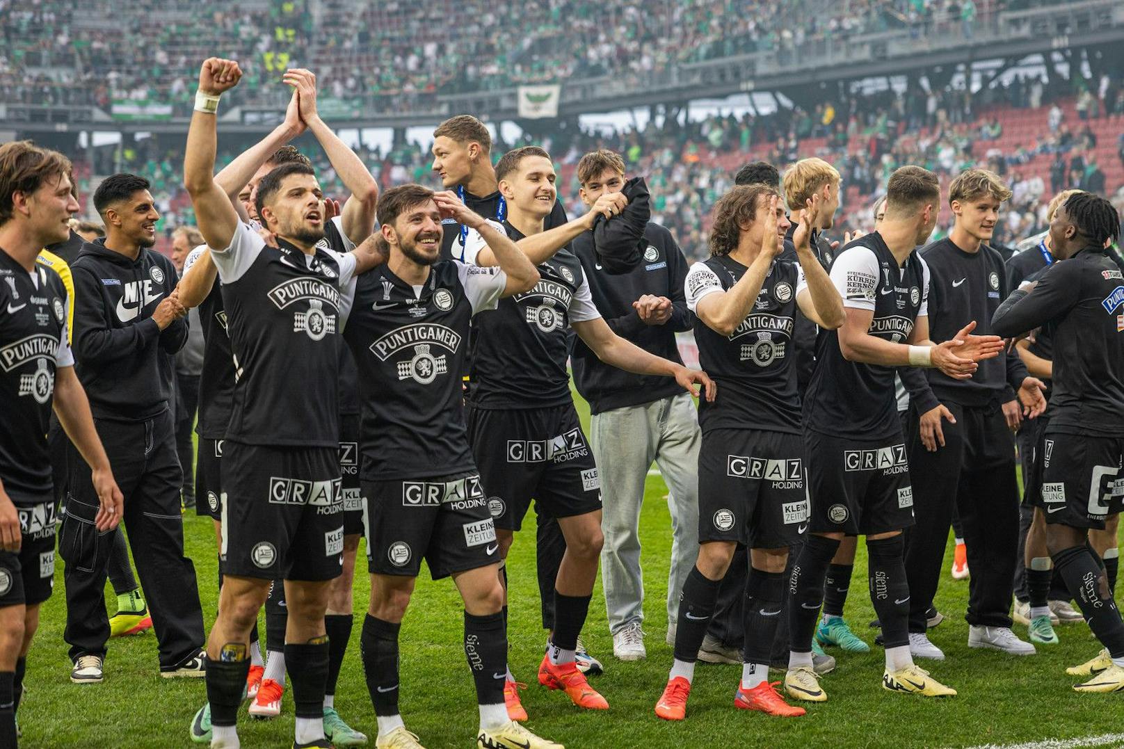 Sturm Graz feiert den Cup-Triumph 2024 nach dem 2:1-Sieg über Rapid im Finale.