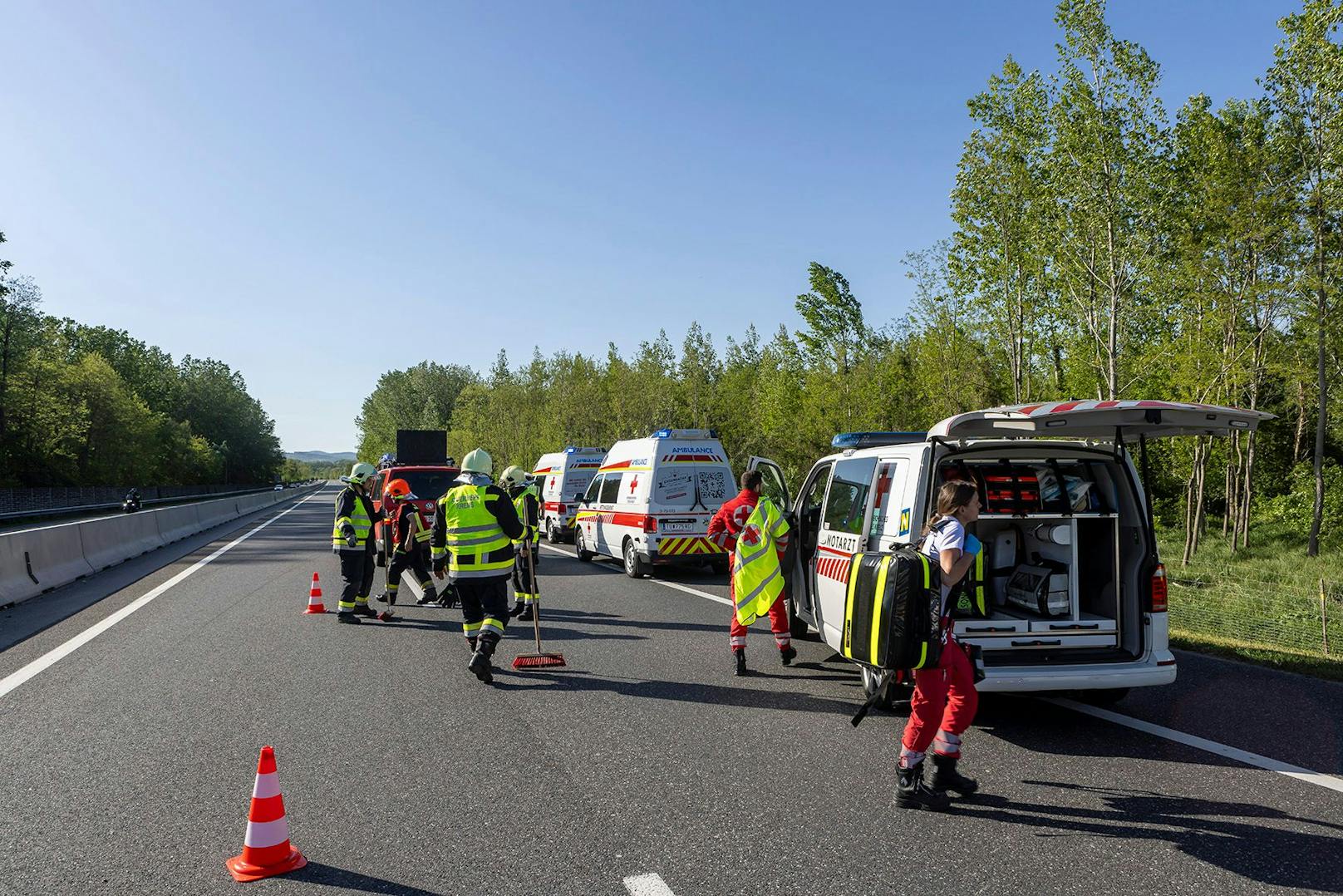 Die Rettung rückte mit mehreren Fahrzeugen und Notarzt an, um die schwerverletzte Person zu versorgen