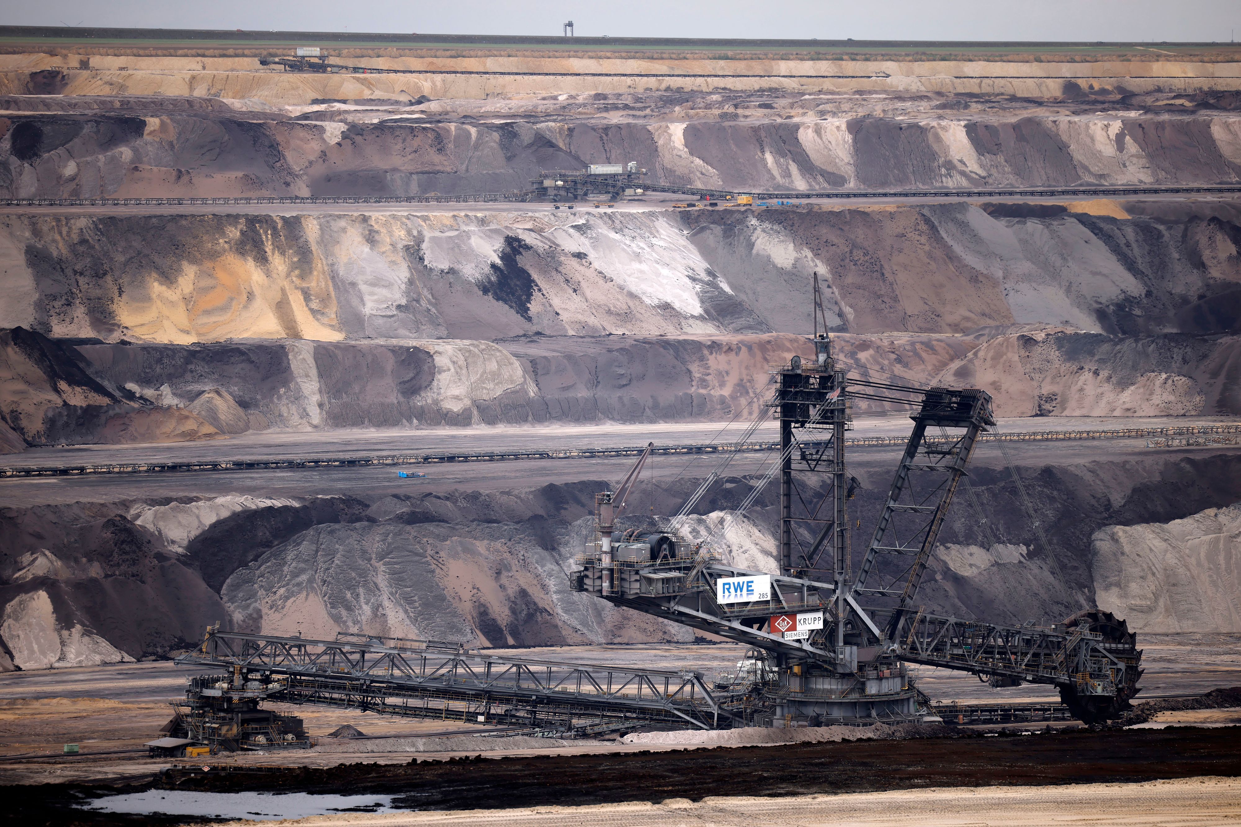 Auch österreichische Banken haben in den vergangenen Jahren die Kohlebranche mit Krediten sowie mittels Aktien und Anleihen unterstützt.