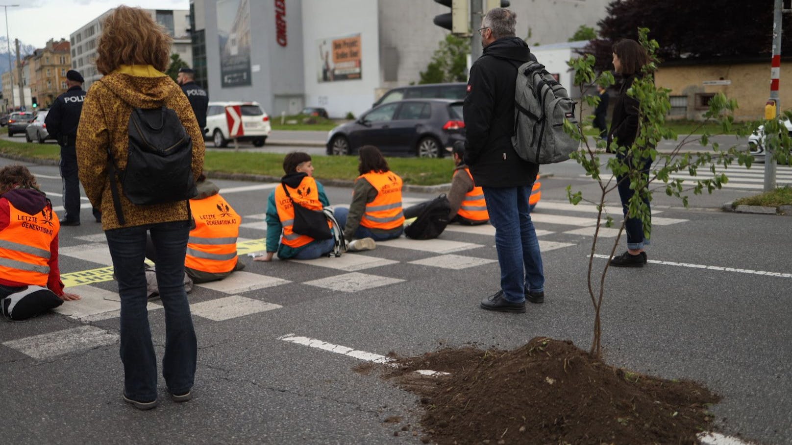 Und weiter: "Unser Planet, der uns alle Lebensgrundlagen bereitstellt, hat Fieber. Und wir feuern das Fieber immer weiter an, denn die Treibhausgasemissionen steigen immer noch, anstatt zu sinken."