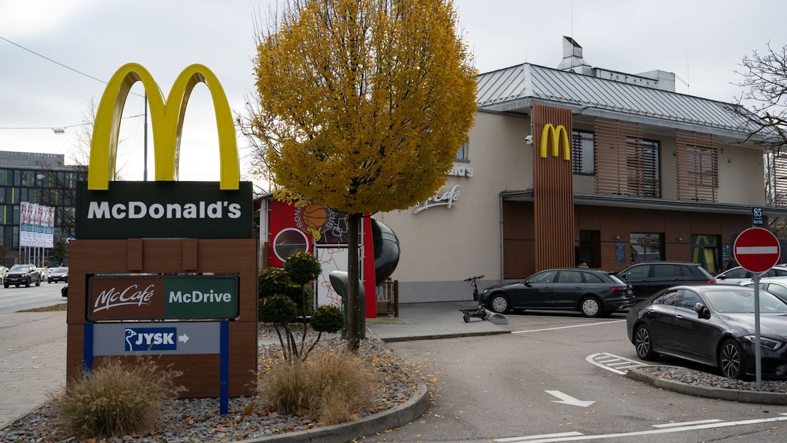 Jugendliche verprügeln Bursch bei McDonald's in Wien