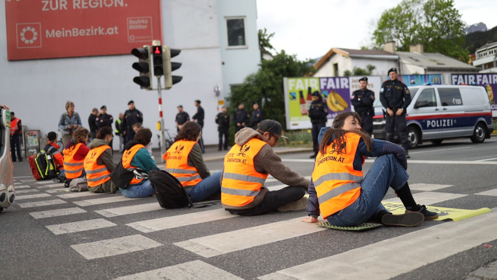 Der Baum wurde wieder entfernt und die Menschen von der Fahrbahn gebracht. Die Forderung nach dem Grundrecht auf Klimaschutz, wie bereits 2019 von der ÖVP vorgeschlagen, bleibt.