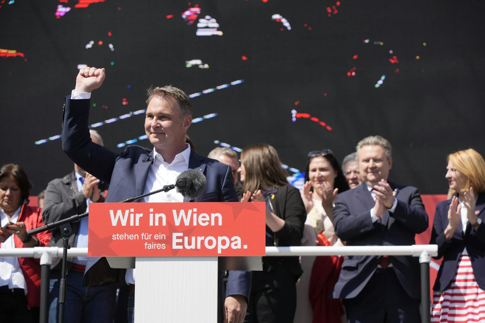 <strong>03.05.2024: Mehrheit will SPÖ wieder in Regierung, FPÖ-Fans dagegen</strong>.&nbsp;Seit 2017 schmoren die Roten auf der Oppositionsbank. <a data-li-document-ref="120034606" href="https://www.heute.at/s/mehrheit-will-spoe-wieder-in-regierung-fpoe-fans-dagegen-120034606">Laut brandaktueller "Heute"-Umfrage wollen das 53 Prozent der Befragten nach der Wahl ändern.</a>