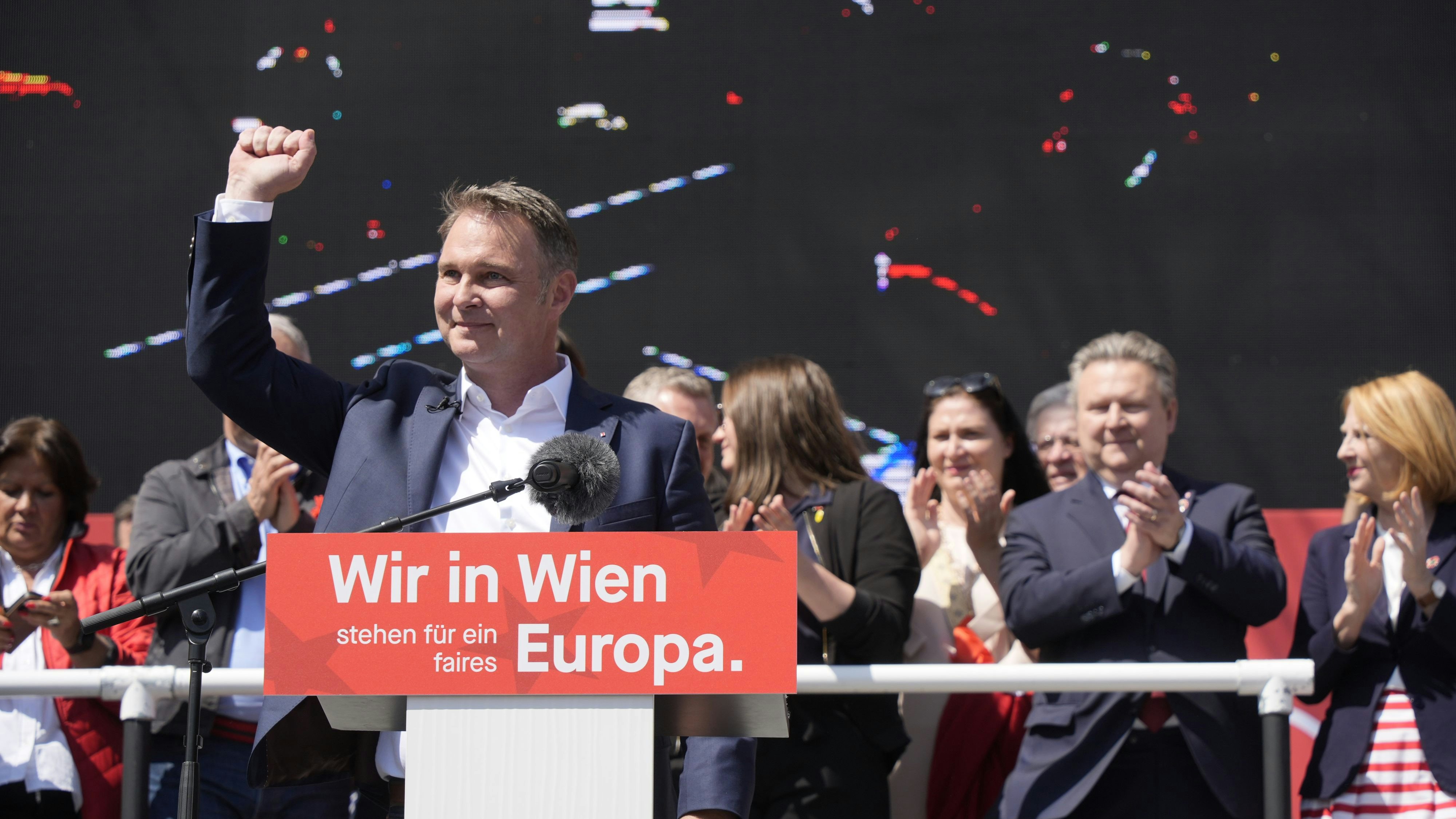 Andreas Babler gab sich in seiner Rede zum 1. Mai am Rathausplatz kämpferisch.