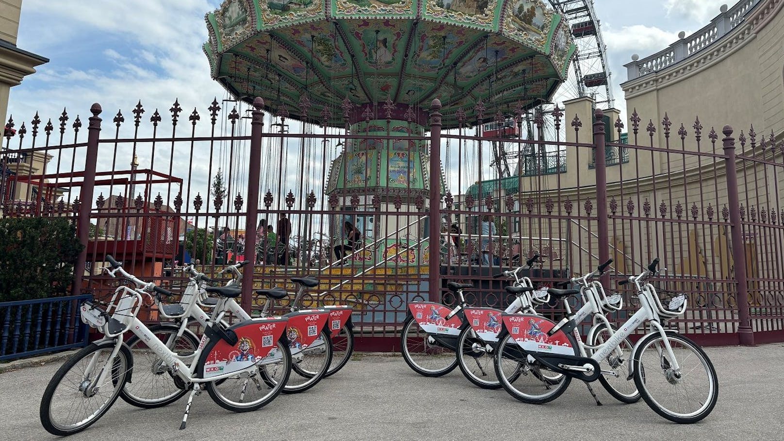 So sehen die gebrandeten Wien Mobil Räder aus, die Werbung für den Prater machen