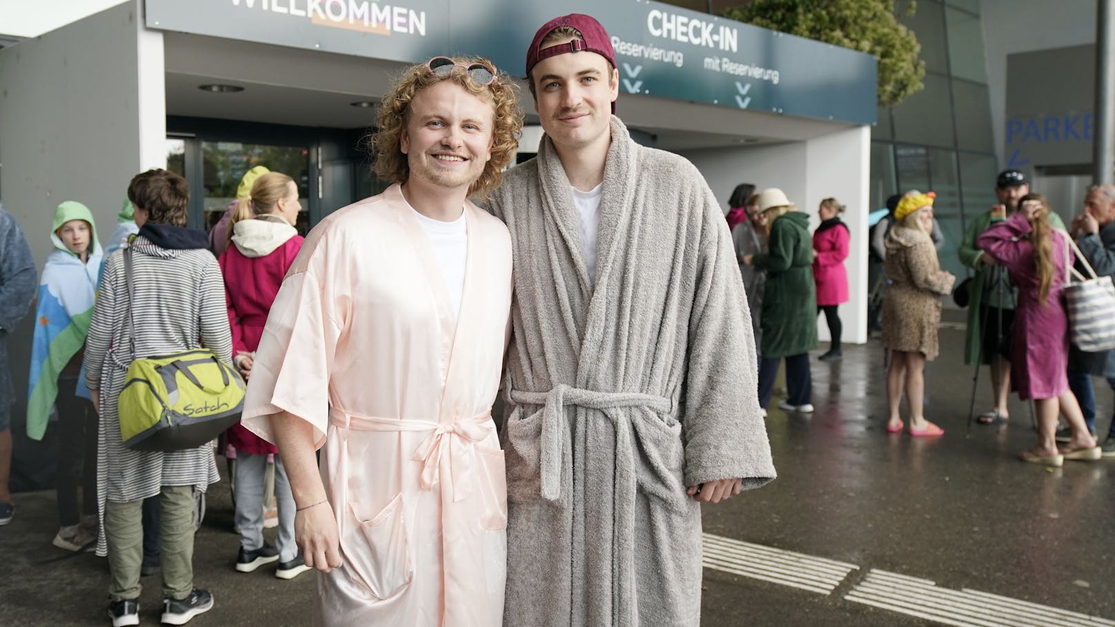 Auch Influencer Dr. Bohl (li.) und Kollege Benjamin schauten vorbei.