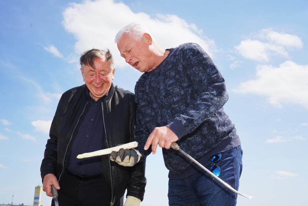 Toni Polster und Richard Lugner im Spargelfeld