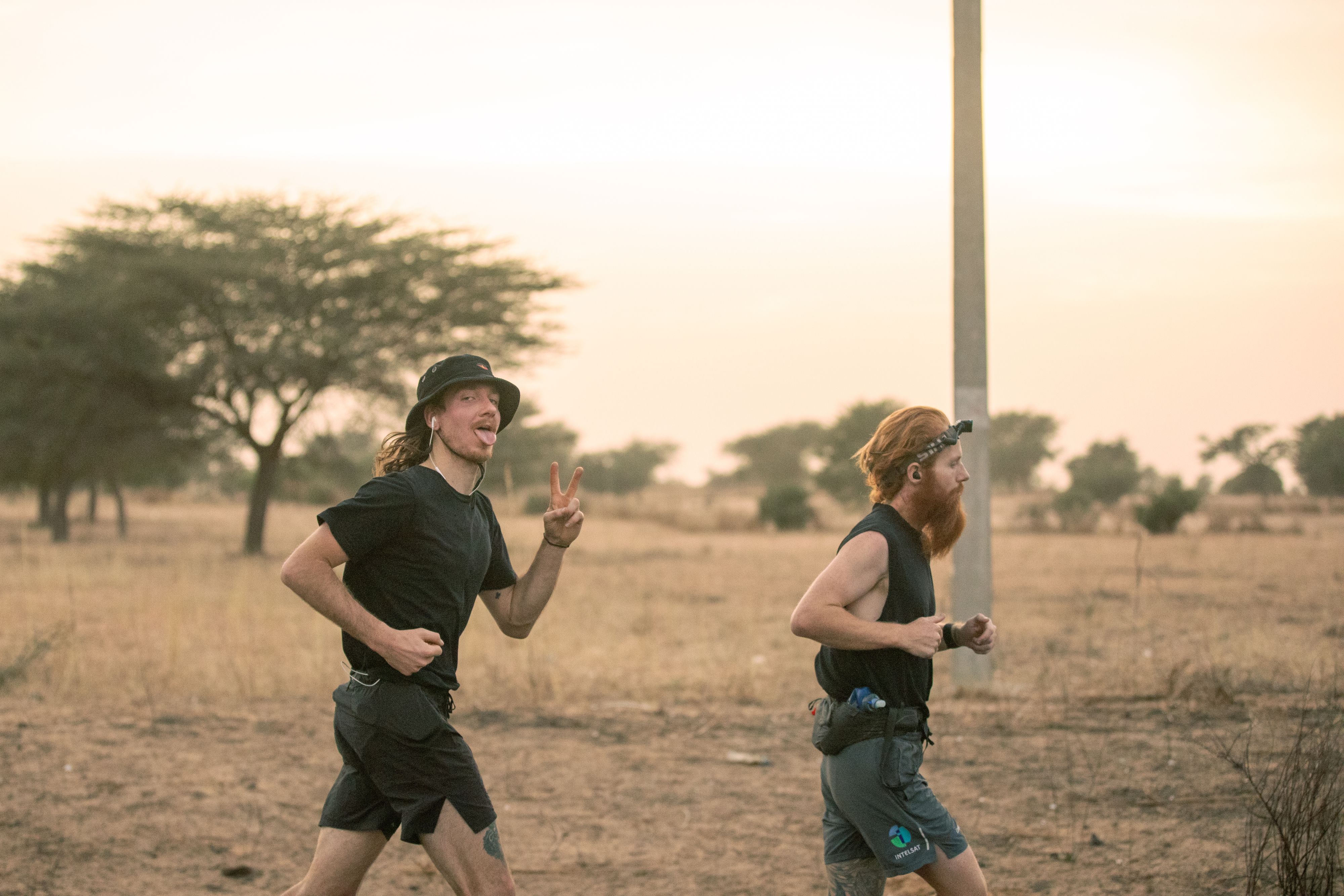 Der junge oberösterreichische Filmemacher Markus Christ (l.) in Afrika beim Versuch, mit Rekordläufer Russ Cook mitzuhalten