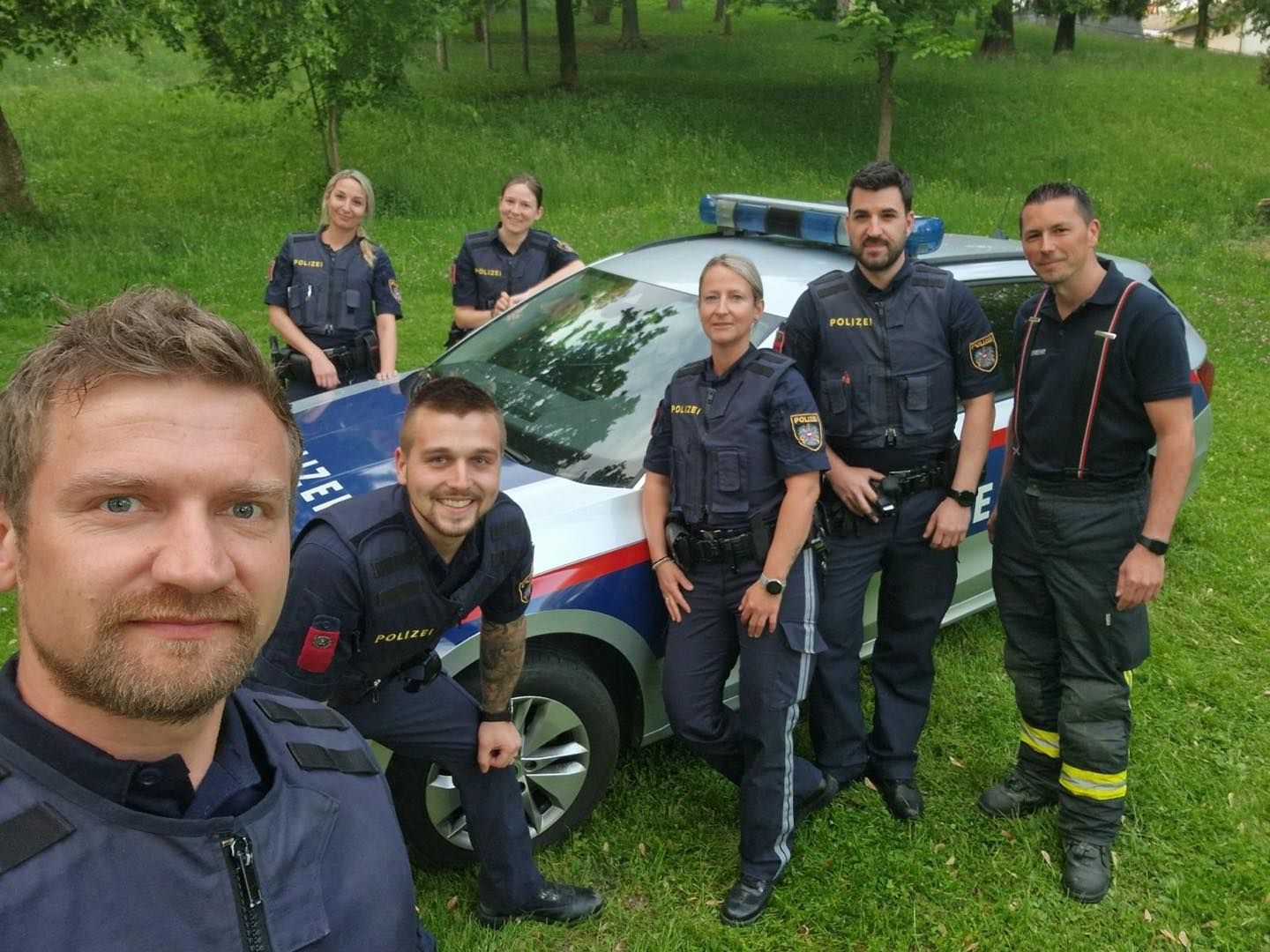 Die Lebensretter: Durch die Zusammenarbeit von Polizei und Feuerwehr konnte ein Baby aus einem verrauchten Wohnhaus gerettet werden.
