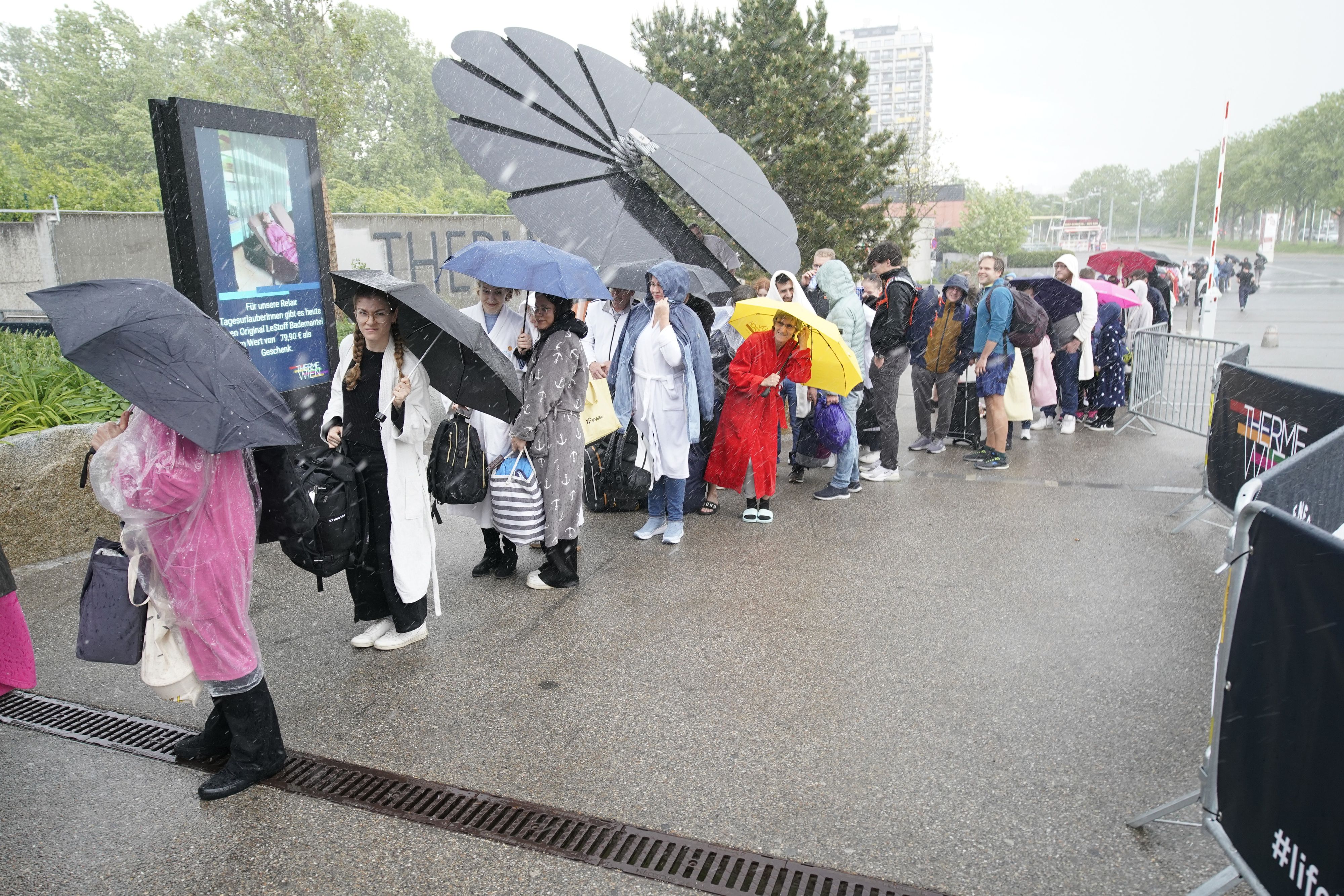 Zahlreiche Wiener trotzdem dem Schlechtwetter am Bademanteltag der Therme Wien.