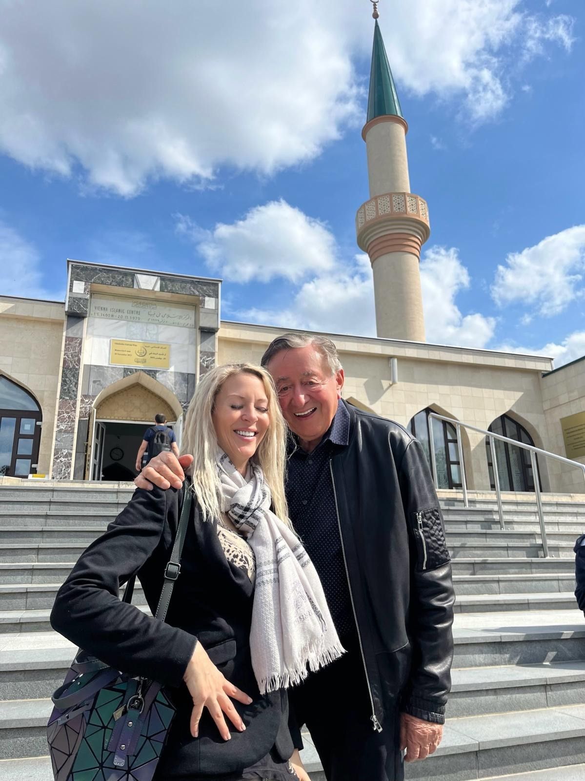 Richard Lugner zeigt seinem 