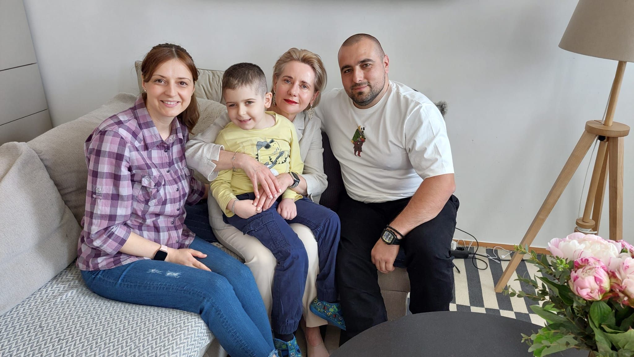 Mama Milica, Andrea Salzmann, Jovan und Papa Aleks (v.l.): Seit fünf Jahren lebt die Familie in einer Wohnung des Vereines 