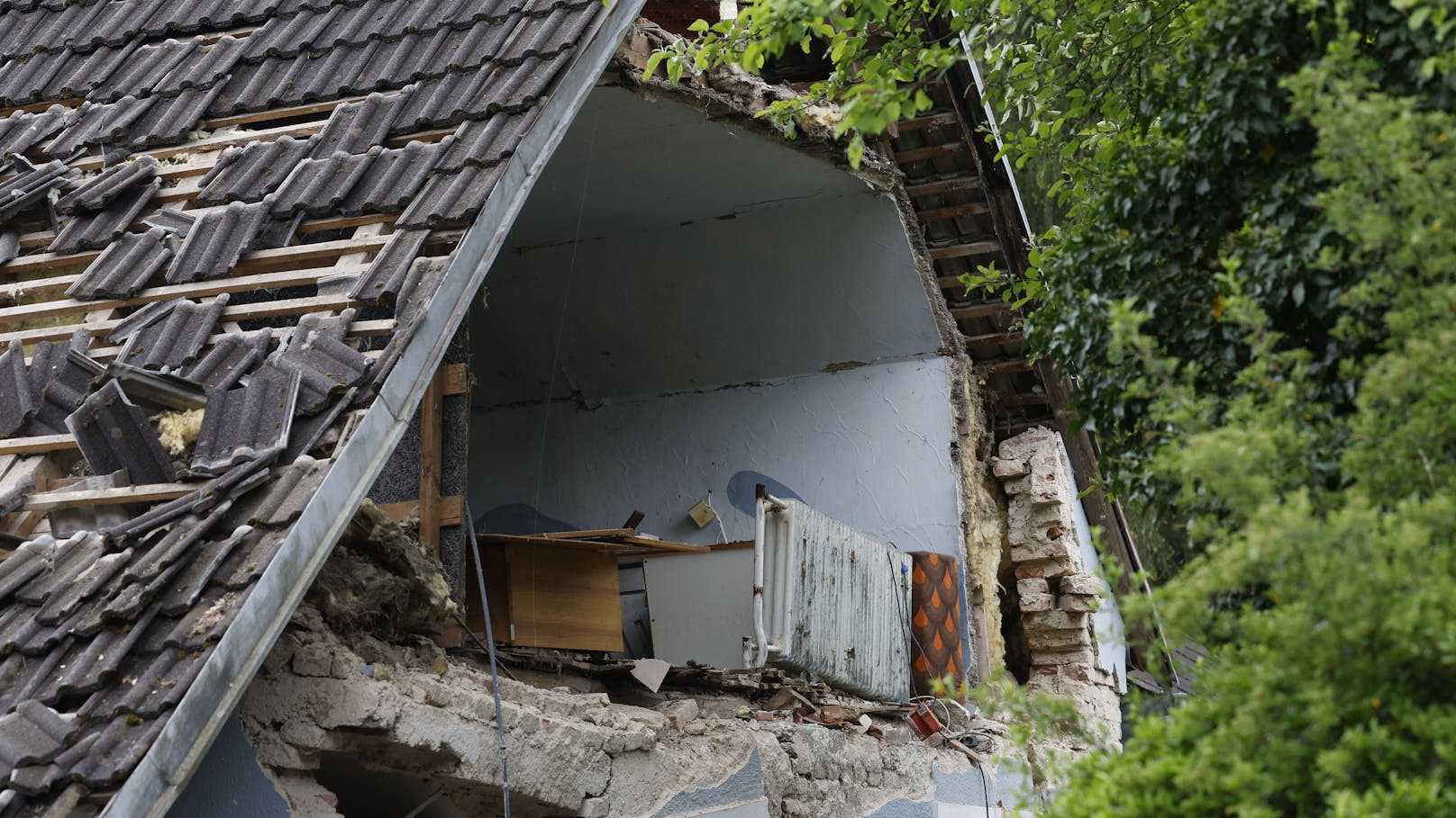 Am Donnerstag (02.05.2024) kam es in Hart bei Graz zu einer Explosion. Ein Hausbewohner wurde dabei "schwerst verletzt", heißt es. 