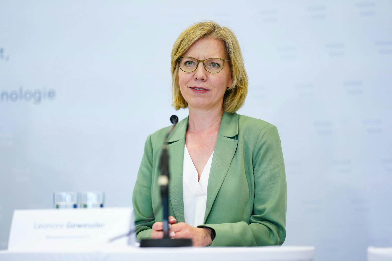 Klimaministerin Leonore Gewessler kommt in Begleitung von Terry Reintke nach Mödling
