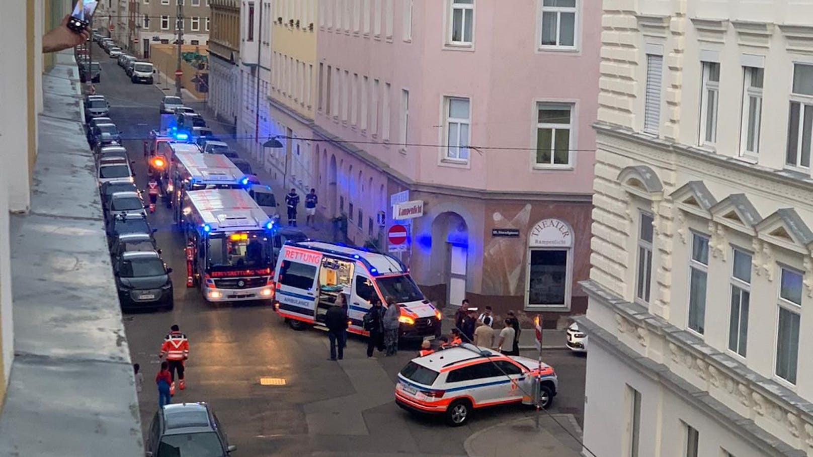 Wohnungsbrand in Wien – komplettes Haus evakuiert