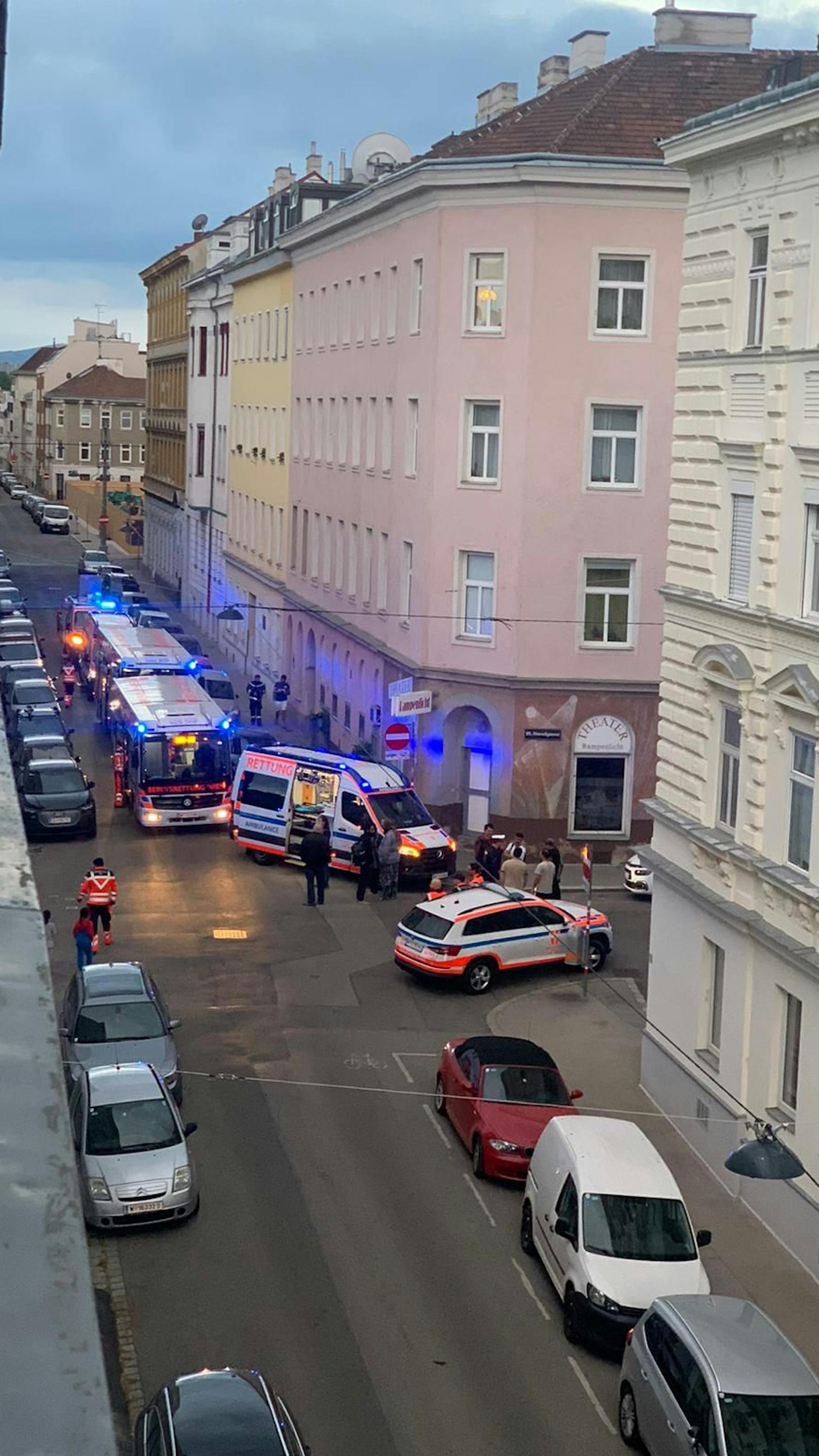 Wohnungsbrand in Wien – komplettes Haus evakuiert
