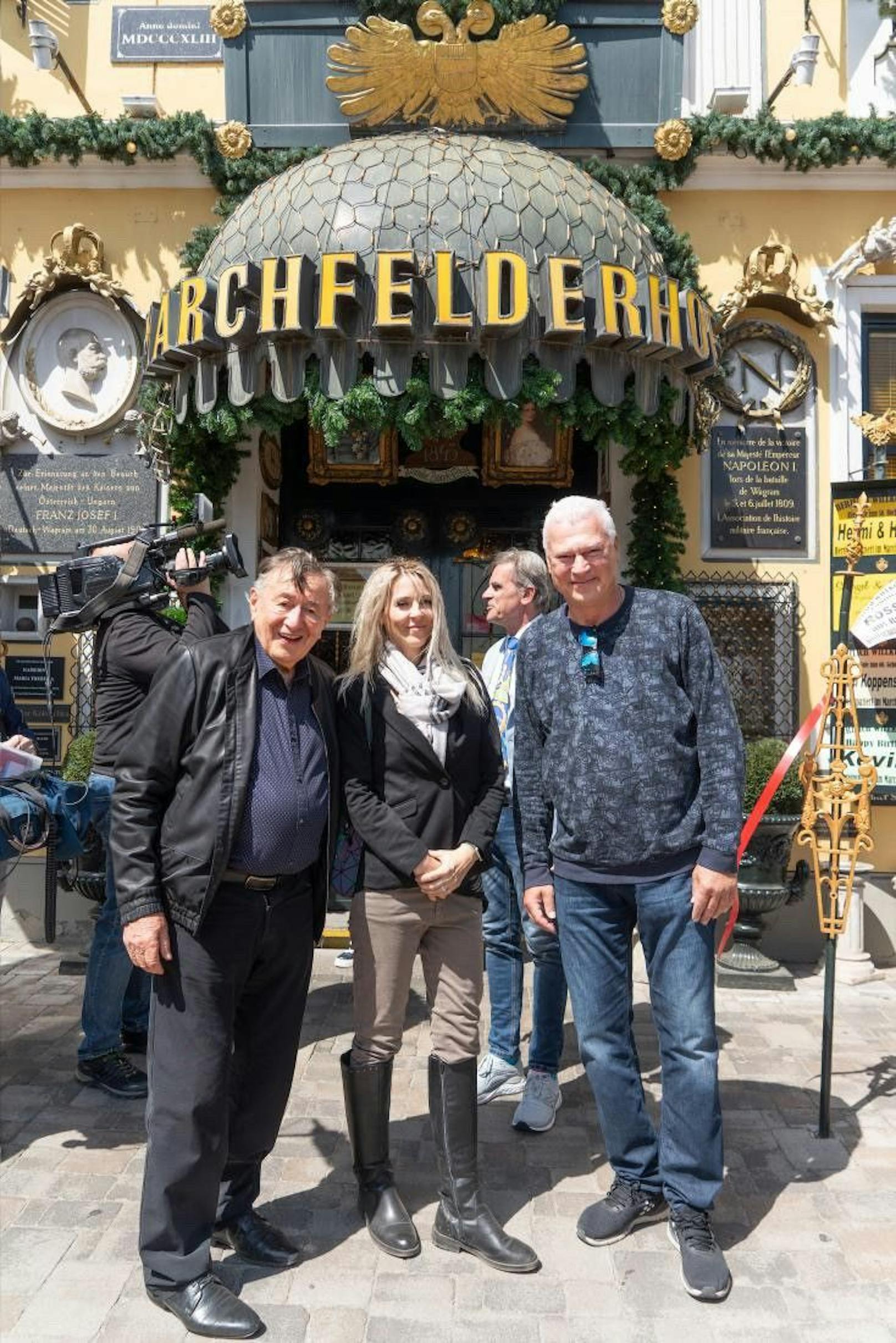 Richard Lugner mit "Bienchen" und Toni Polster im berühmten Marchefelderhof