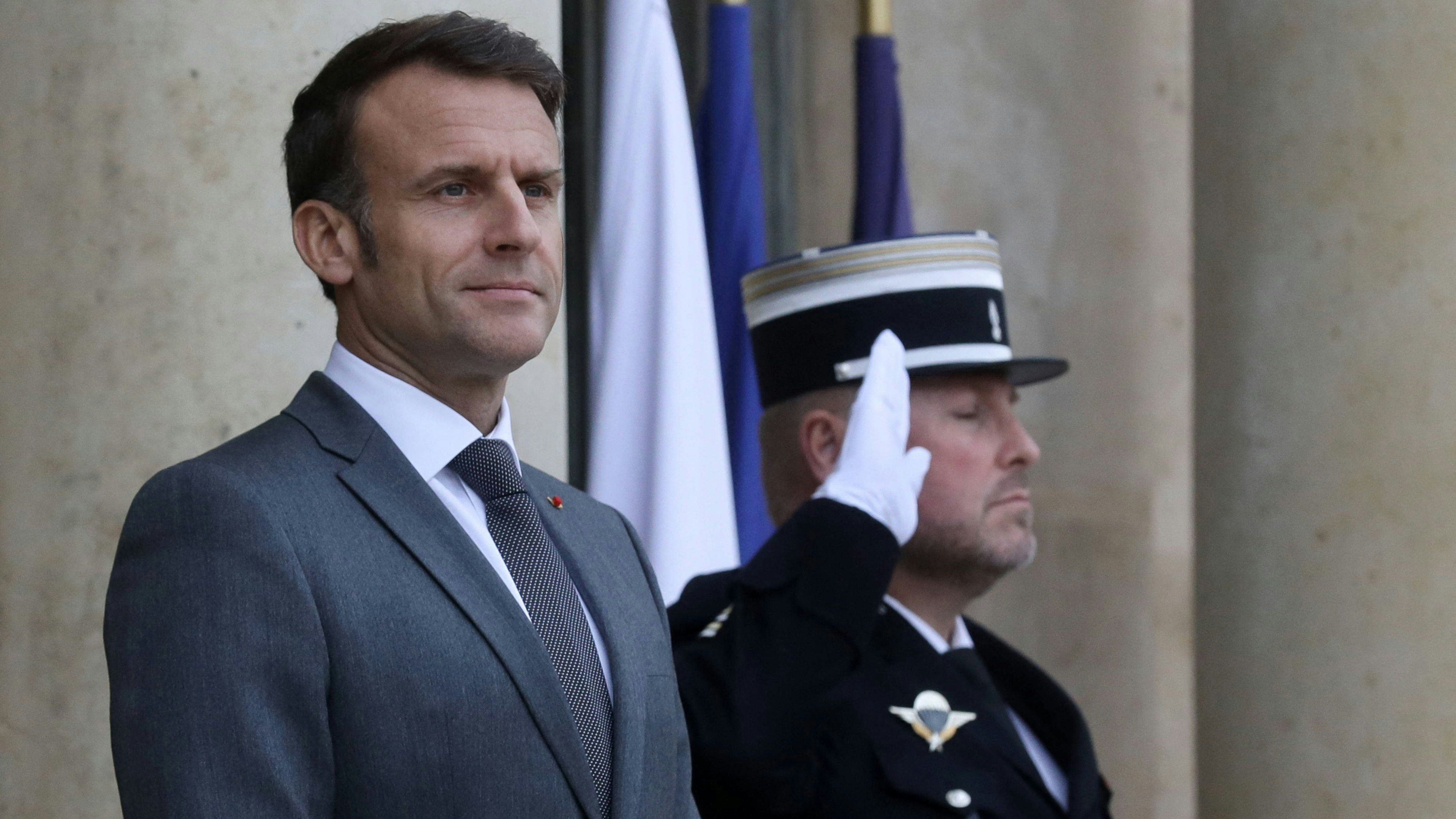 "Ich schließe nichts aus, weil wir jemanden gegenüber haben, der auch nichts ausschließt", so Macron in Bezug auf die Bodentruppen.