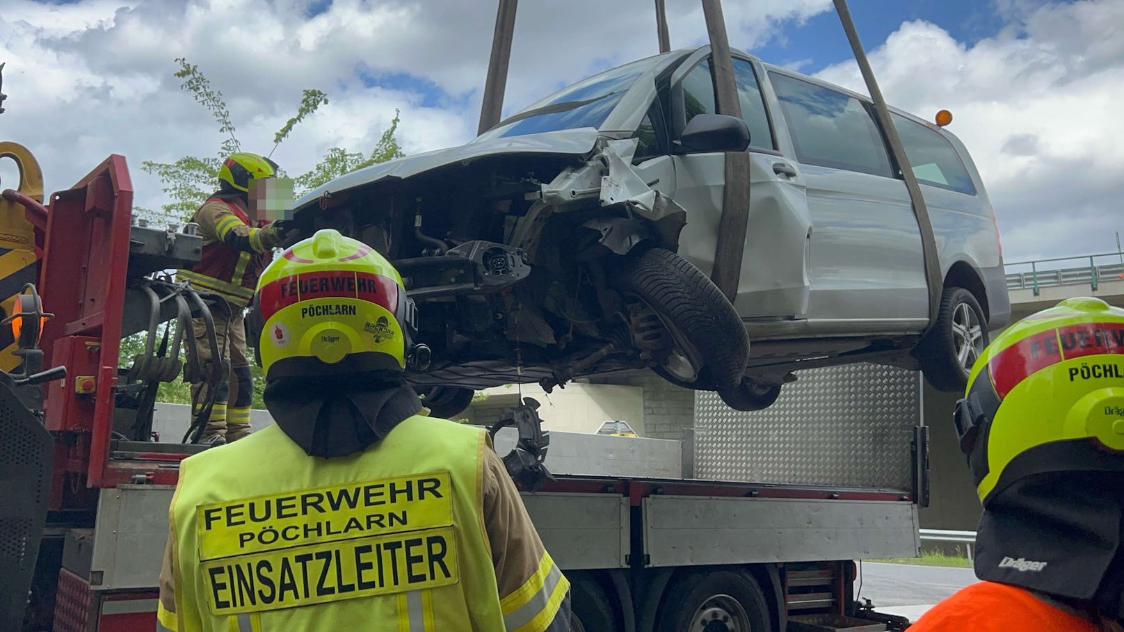 Die beschädigten Fahrzeuge mussten abtransportiert werden. 