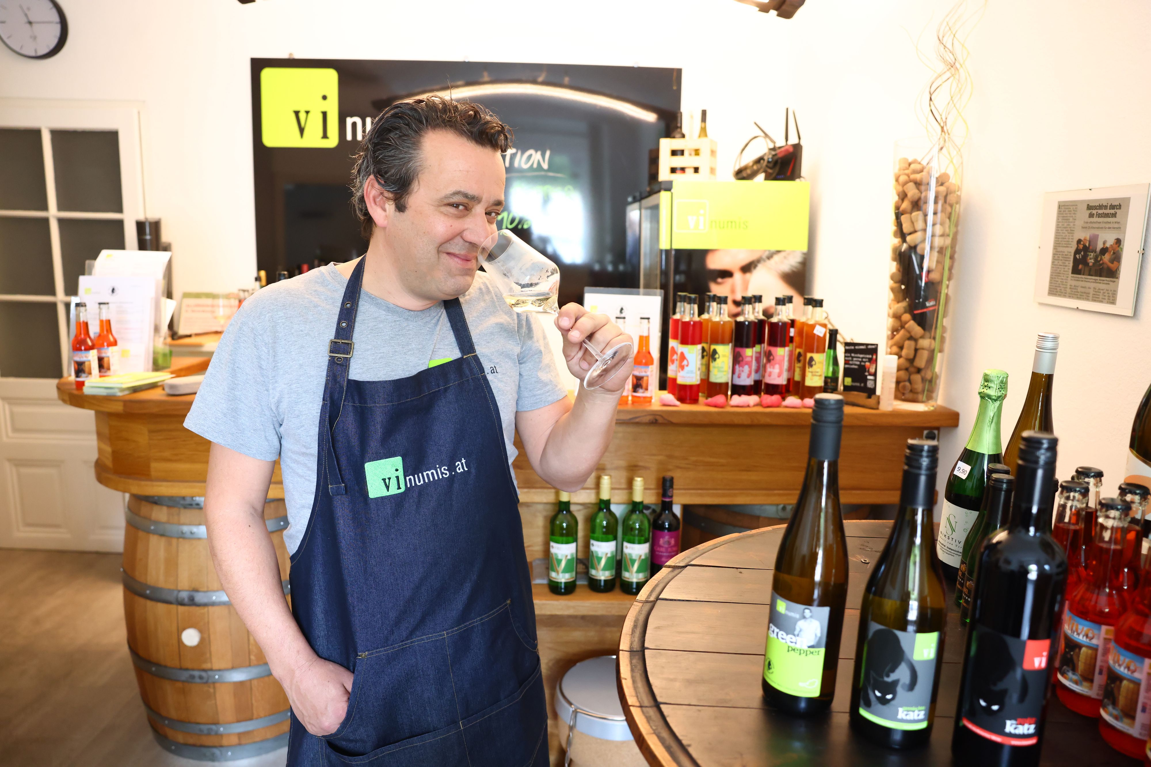 Roman Proschinger (47) in seiner Weinhandlung Vinumis