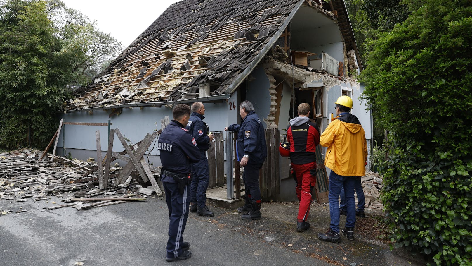 Am Donnerstag (02.05.2024) kam es in Hart bei Graz zu einer Explosion. Ein Hausbewohner wurde dabei "schwerst verletzt", heißt es. 