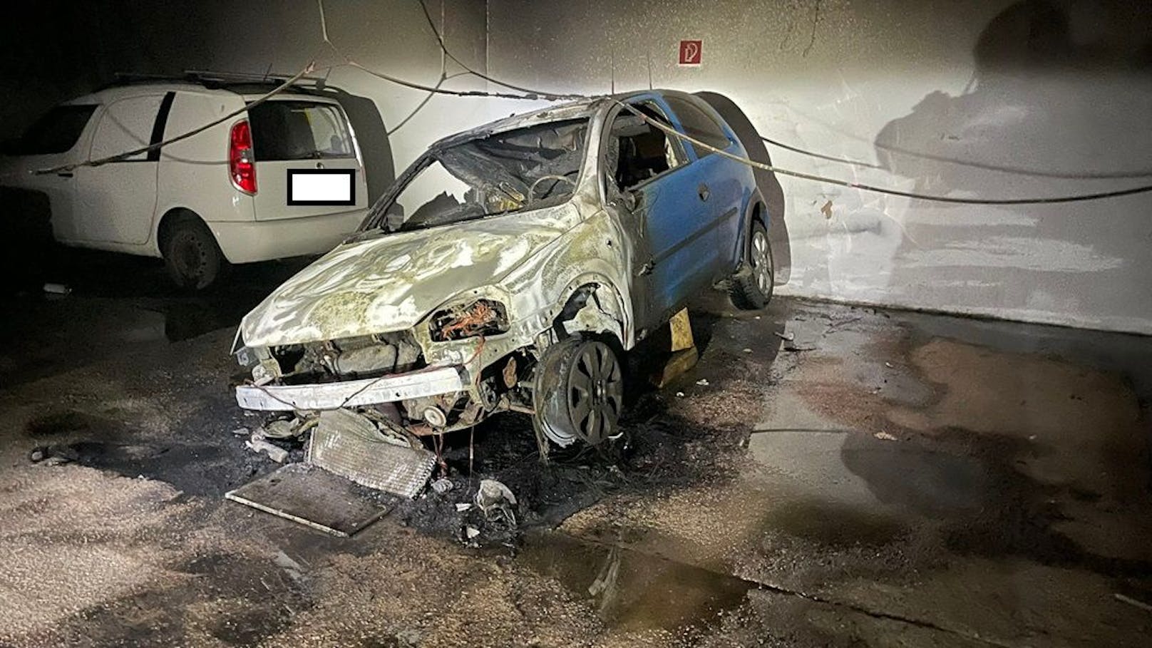 Auto geht in Tiefgarage plötzlich in Flammen auf